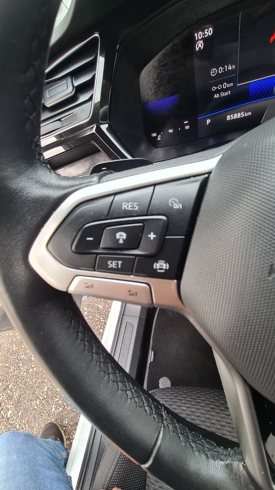 VW Touran 2.0 TDI BlueMotion Technology Comfortline DSG ** Gr-Navi ** RF-Kamera ** Abstandsregelsysteme ** Sitzheizung ** Ab MFK **-image-8