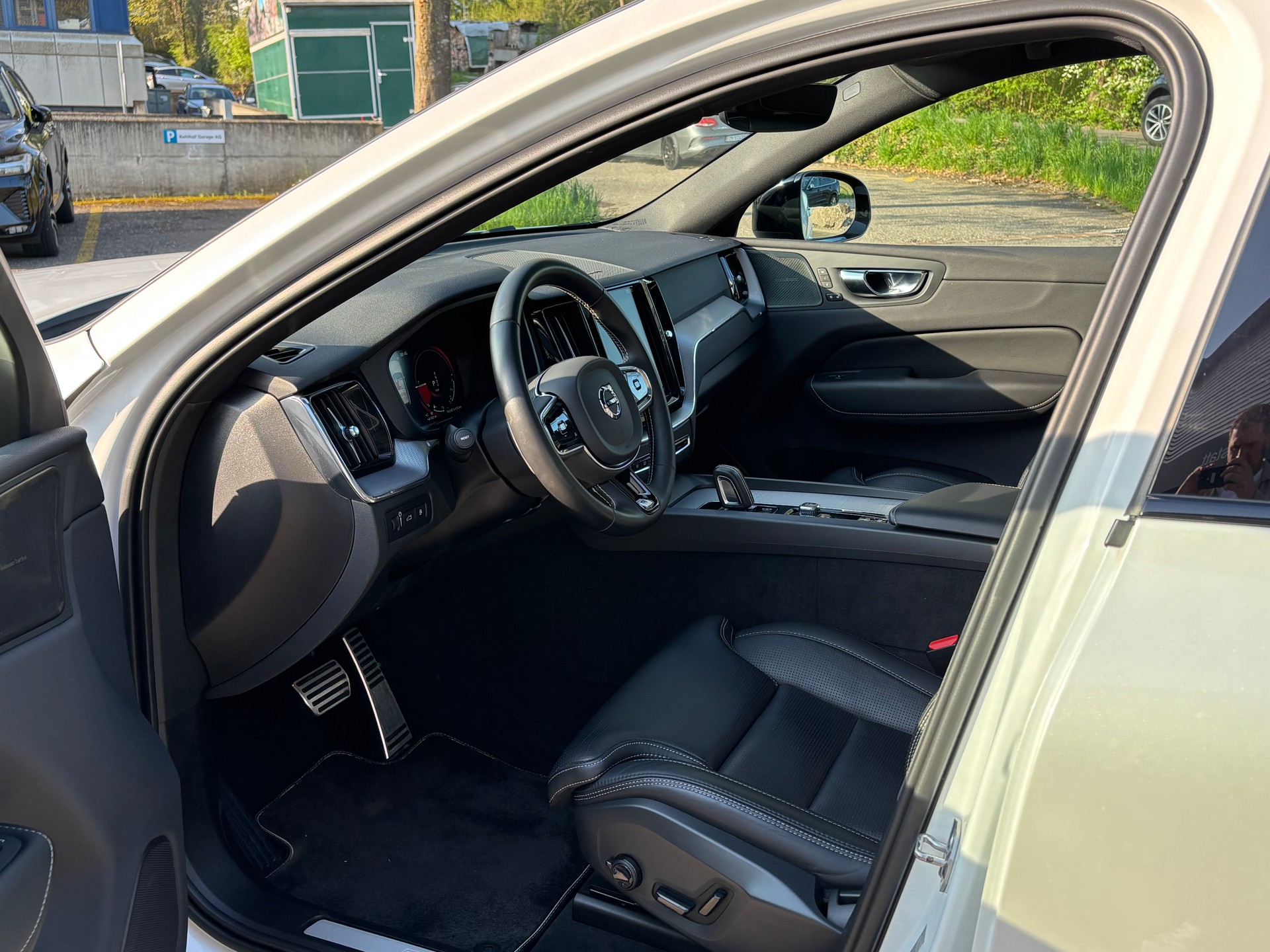 VOLVO XC60 2.0 T8 TE R-Design eAWD-image-2