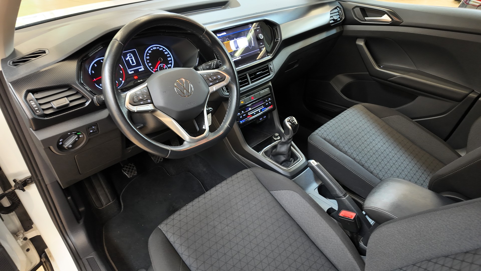 VW T-Cross 1.0 TSI Life-image-11