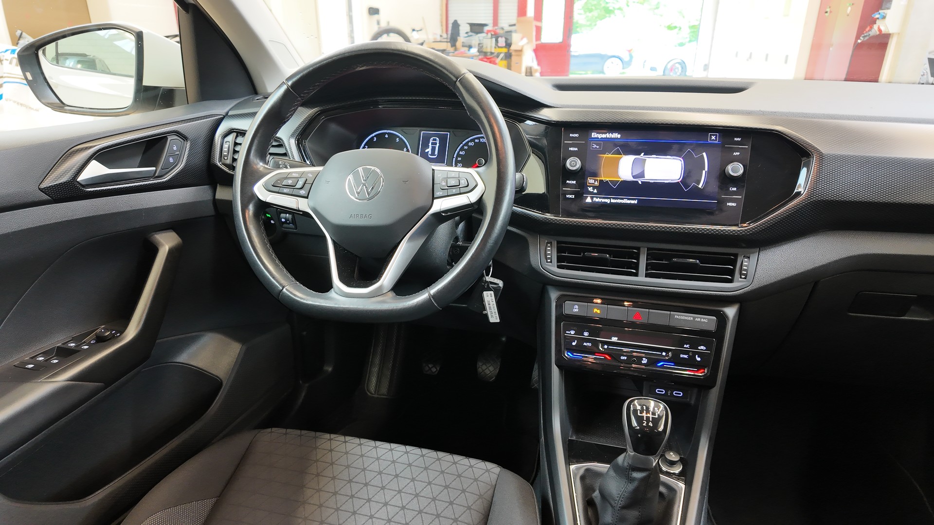 VW T-Cross 1.0 TSI Life-image-9