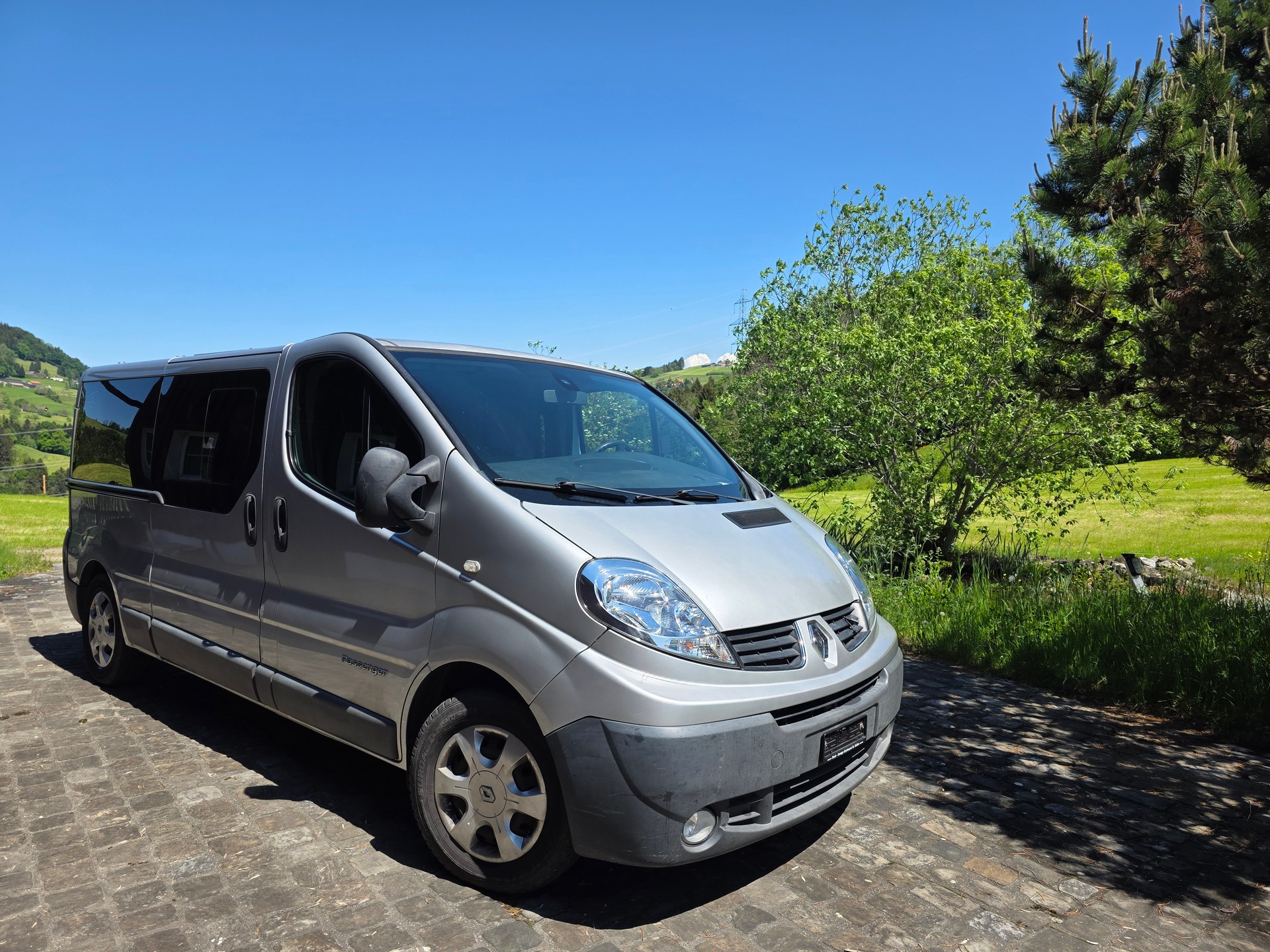 RENAULT TRAFIC-image-1