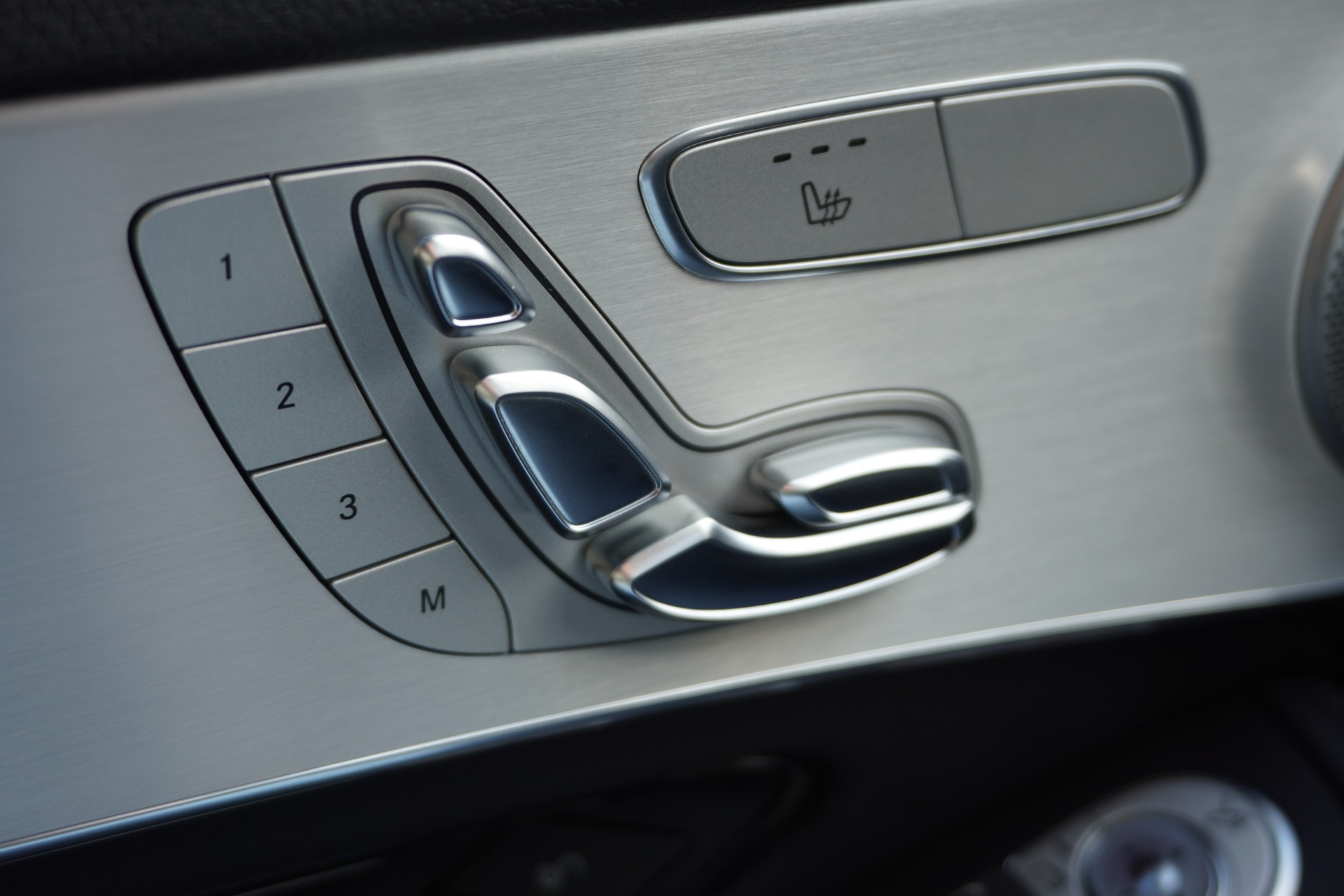 MERCEDES-BENZ GLC 200 d AMG Line 4Matic 9G-Tronic-image-33