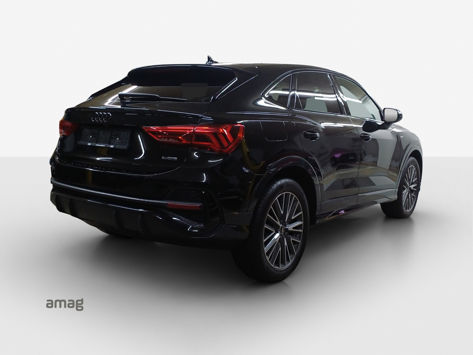 AUDI Q3 40 TFSI S line quattro S-tronic-image-4