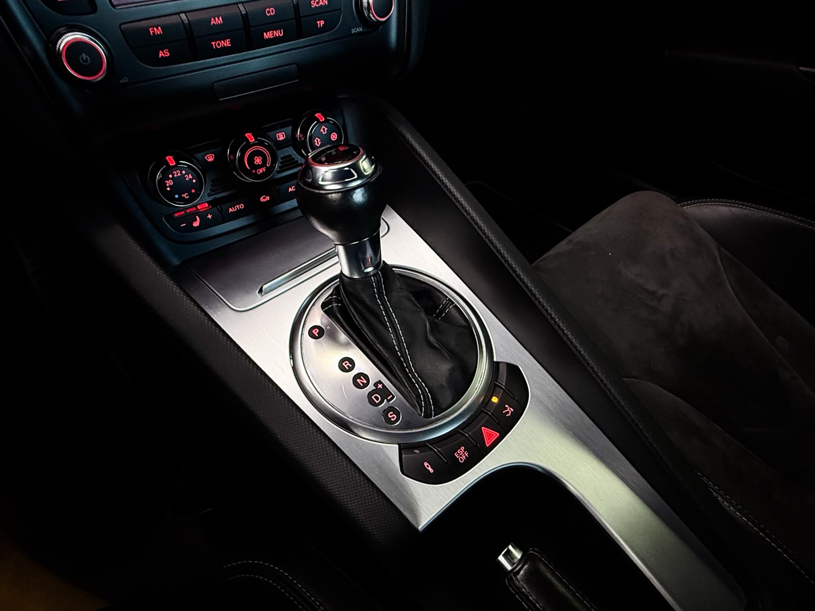AUDI TTS Coupé 2.0 TFSI quattro S-tronic-image-16