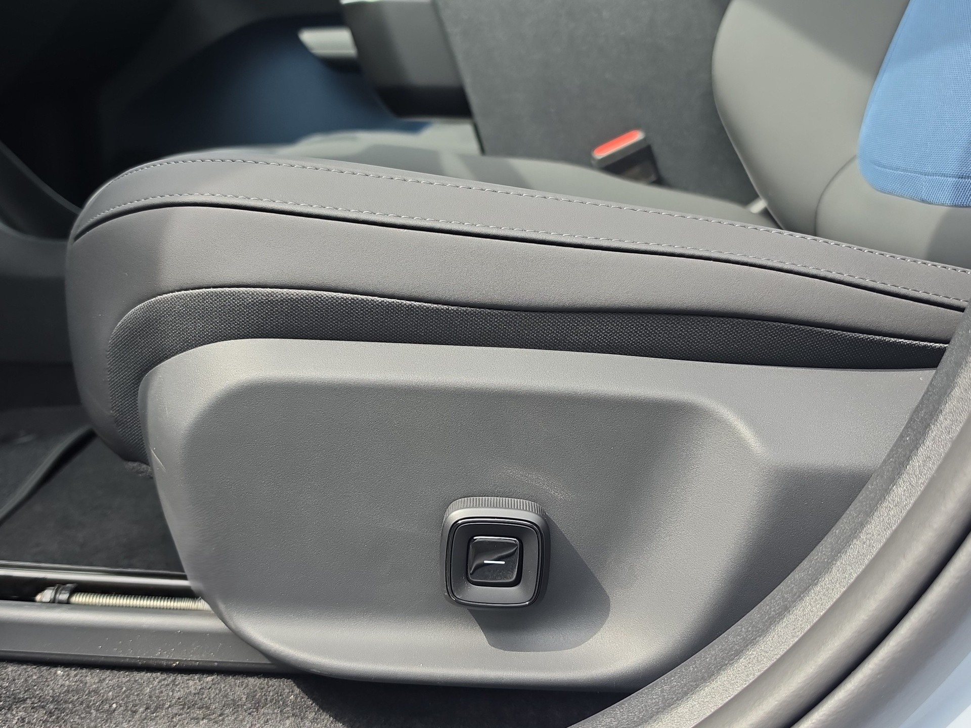 VOLVO EX30 E60 Twin Ultra Performance AWD-image-17