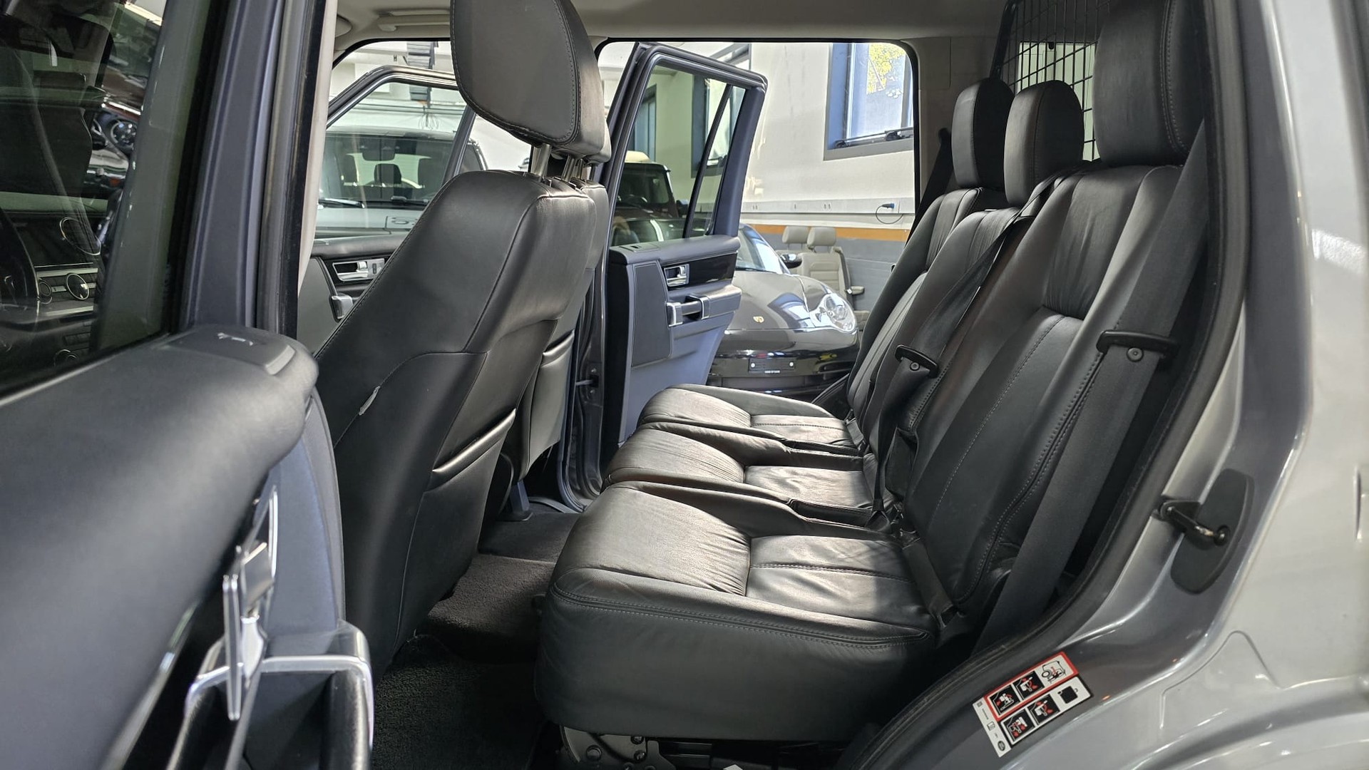 LAND ROVER Discovery 3.0 SDV6 HSE Automatic-image-14