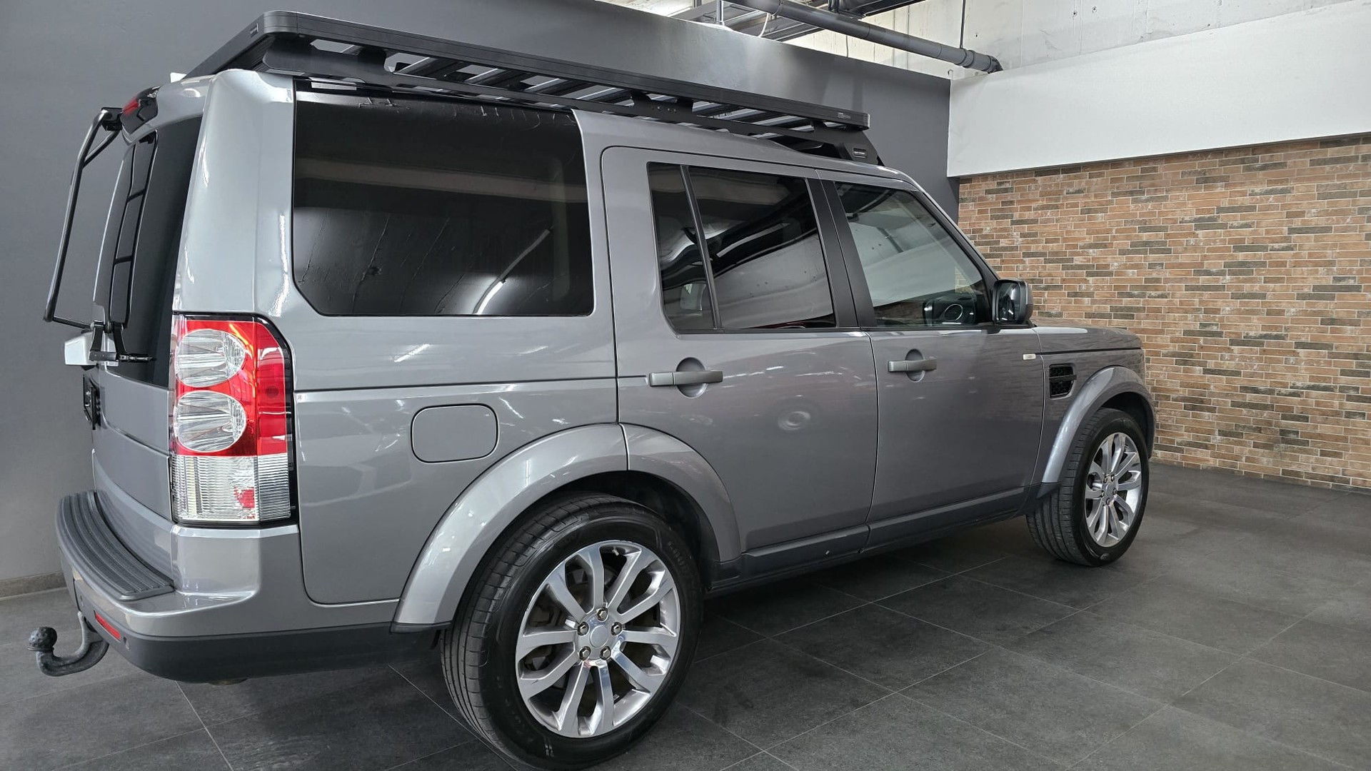 LAND ROVER Discovery 3.0 SDV6 HSE Automatic-image-6