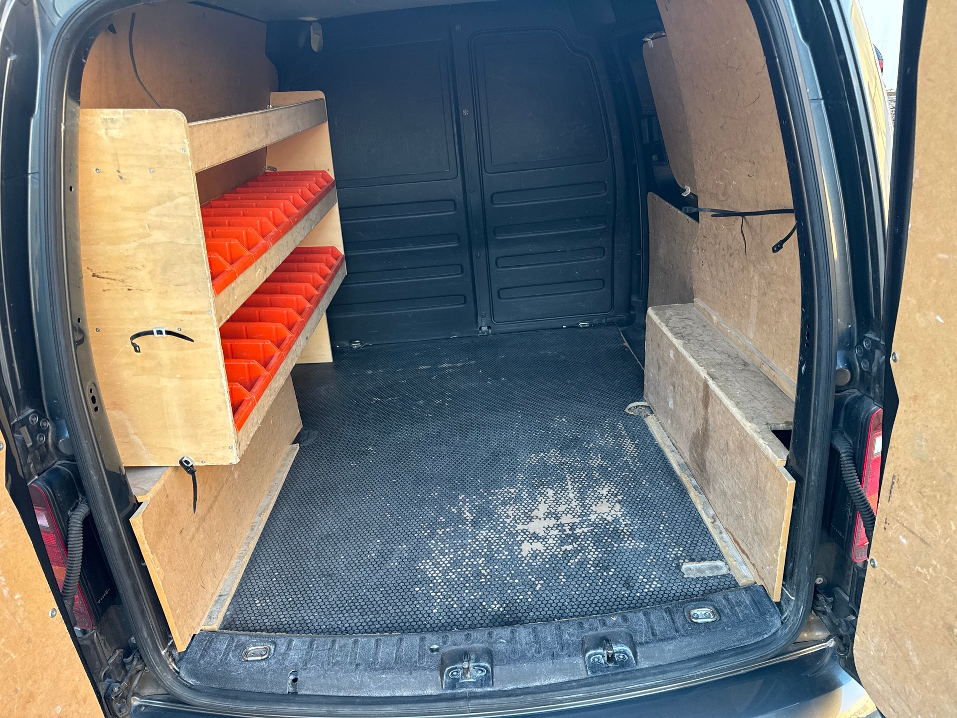 VW Caddy Maxi 2.0TDI BlueMotion Technology DSG-image-14