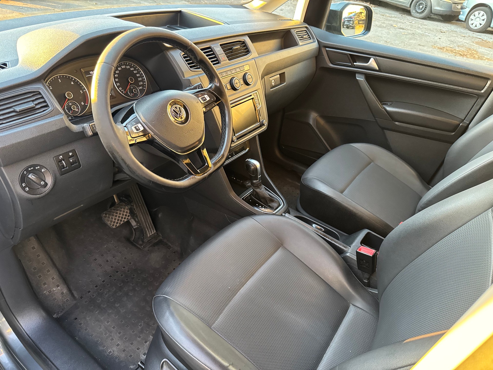 VW Caddy Maxi 2.0TDI BlueMotion Technology DSG-image-12