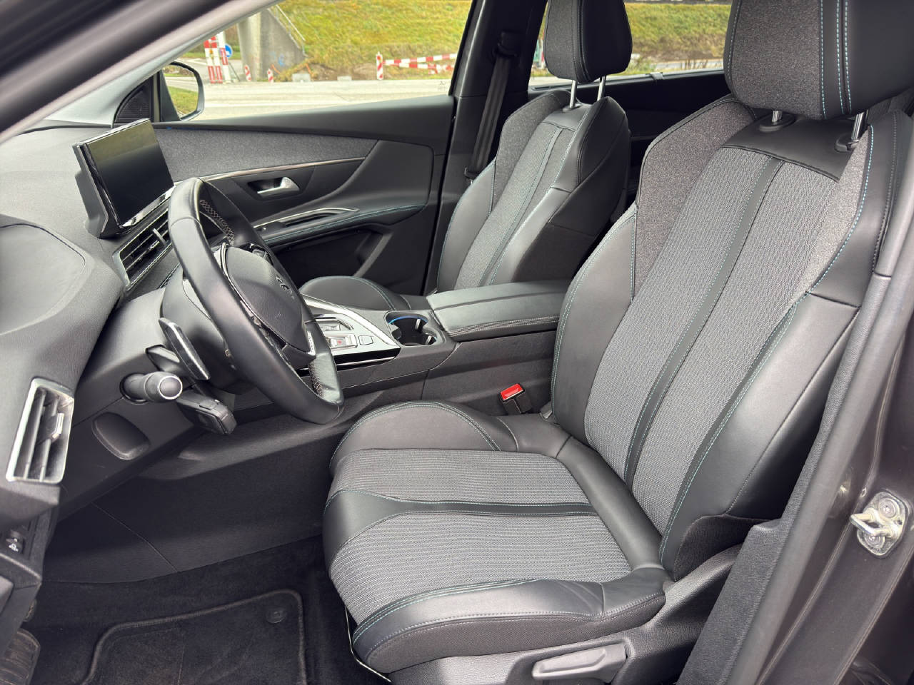 PEUGEOT 5008 1.2 PureTech Allure Pack-image-4