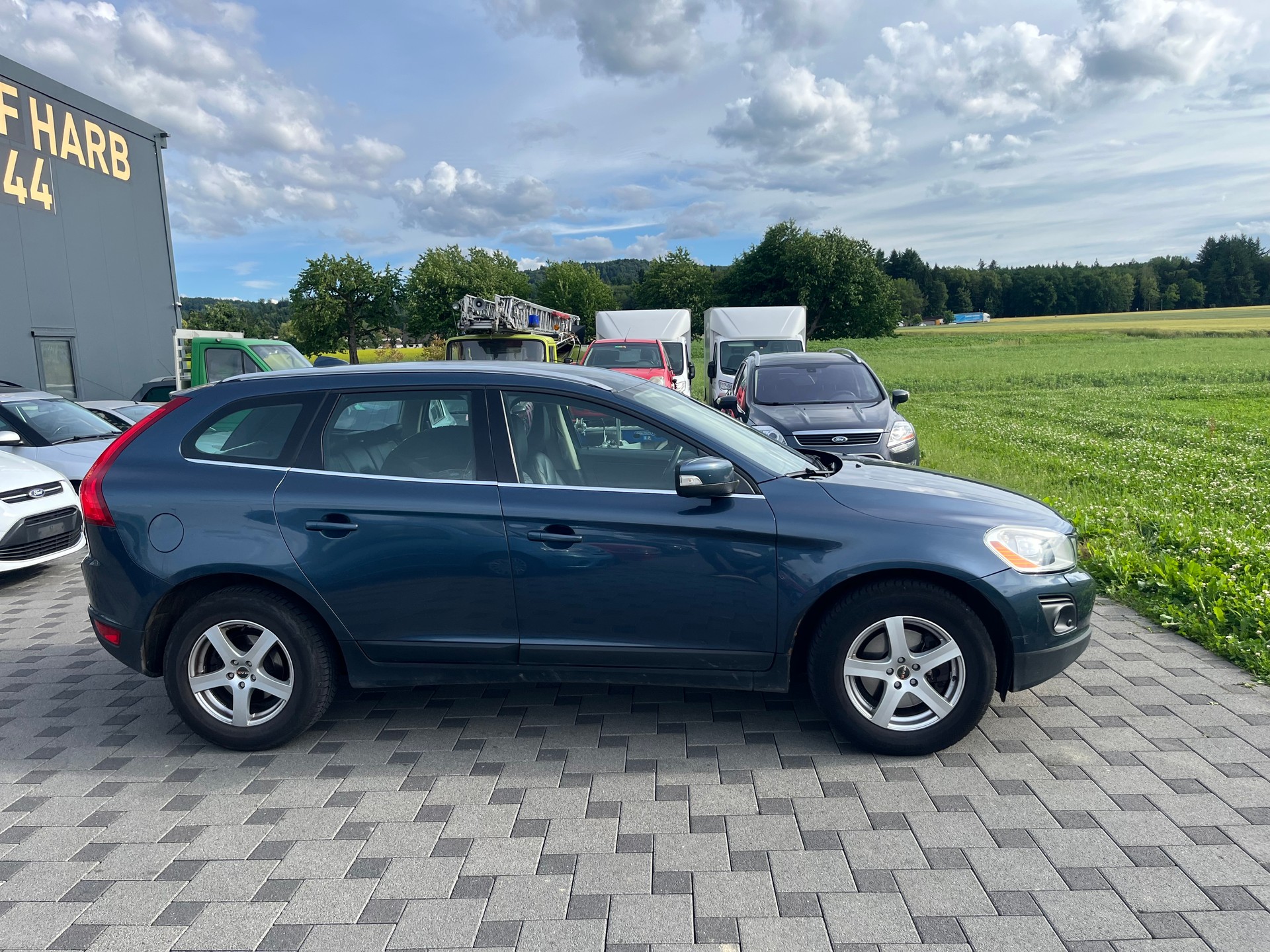 VOLVO XC60 D5 AWD Kinetic-image-3