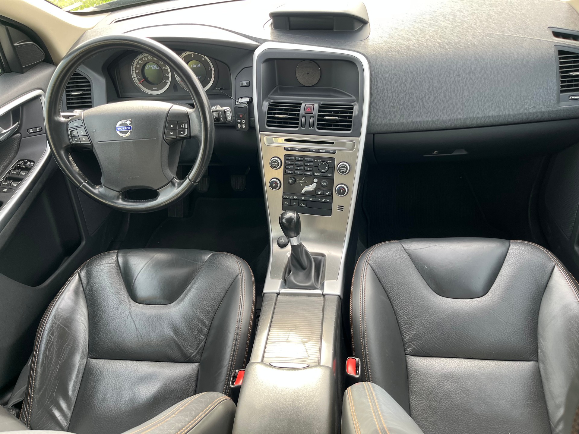VOLVO XC60 D5 AWD Kinetic-image-8