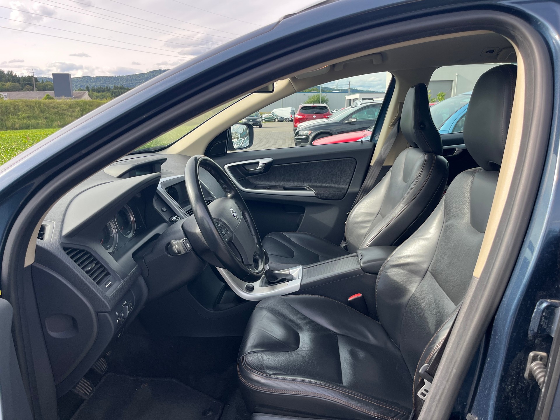 VOLVO XC60 D5 AWD Kinetic-image-12