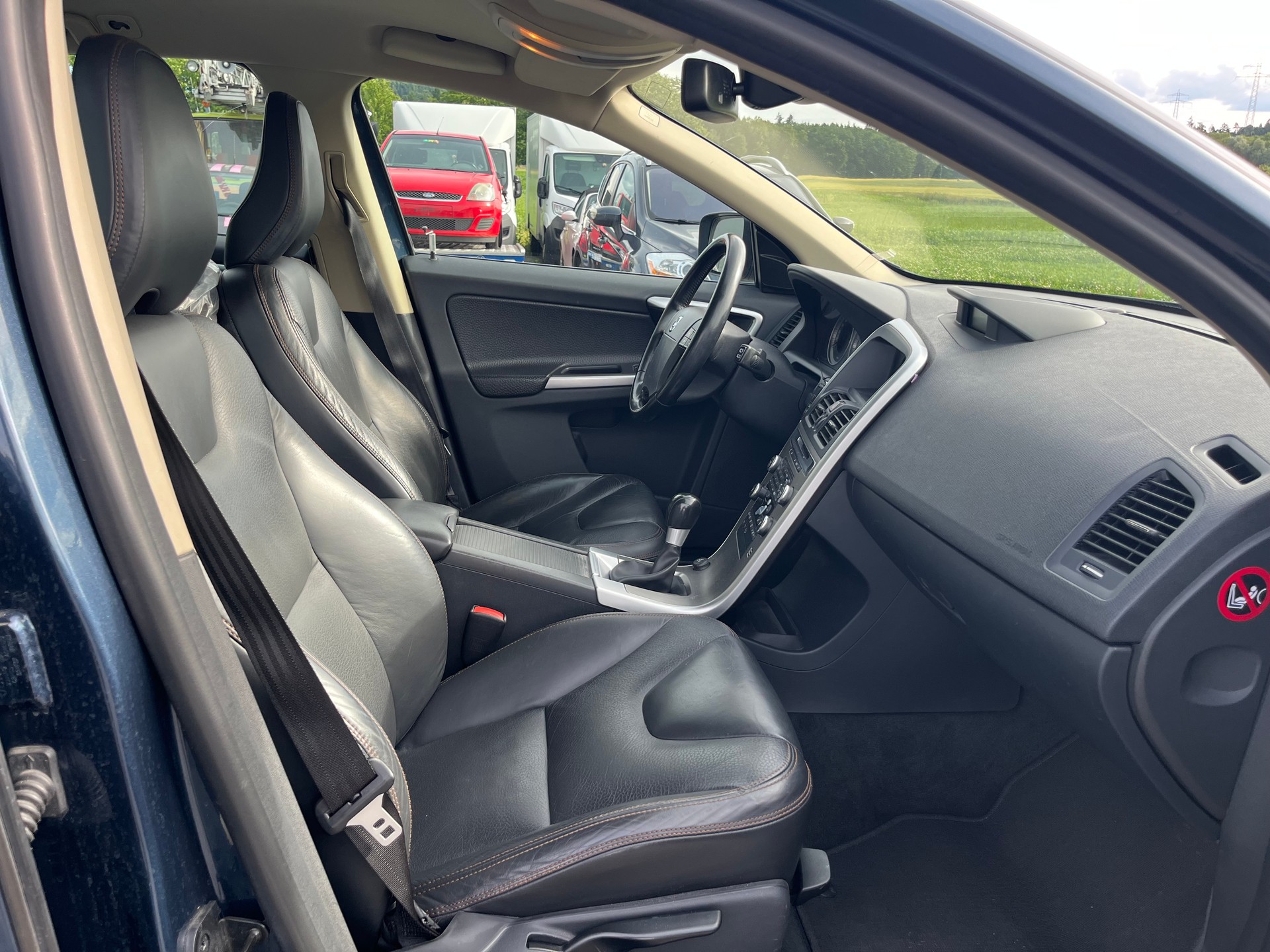 VOLVO XC60 D5 AWD Kinetic-image-9