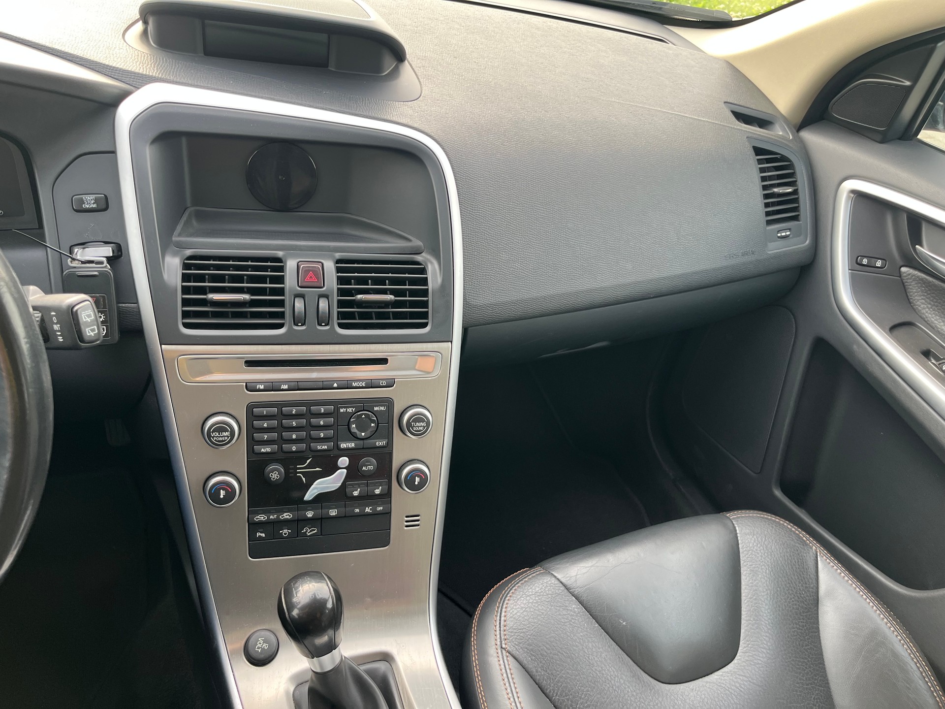 VOLVO XC60 D5 AWD Kinetic-image-13
