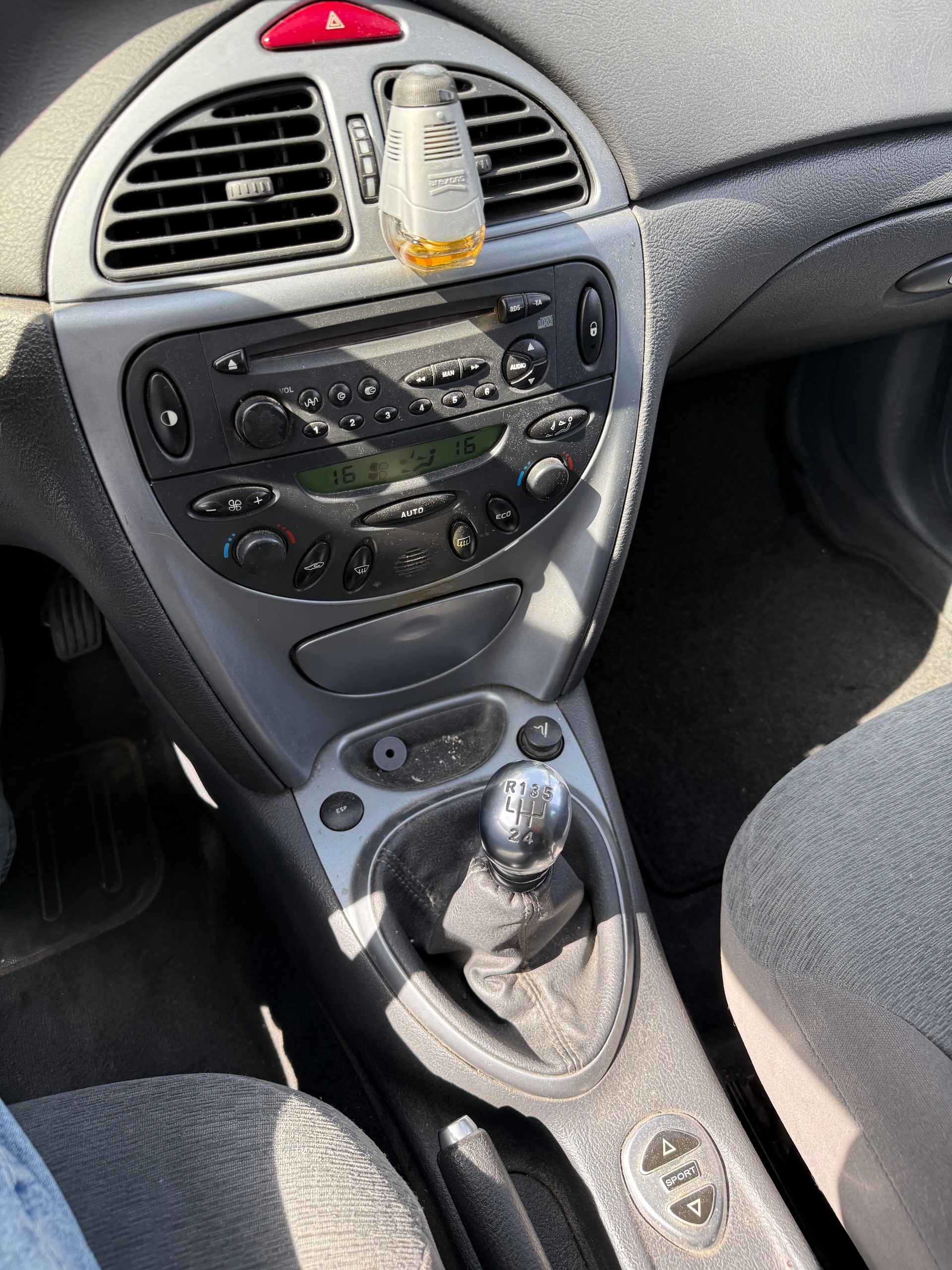 CITROEN C5 Break 2.2 HDi Ambiance-image-12