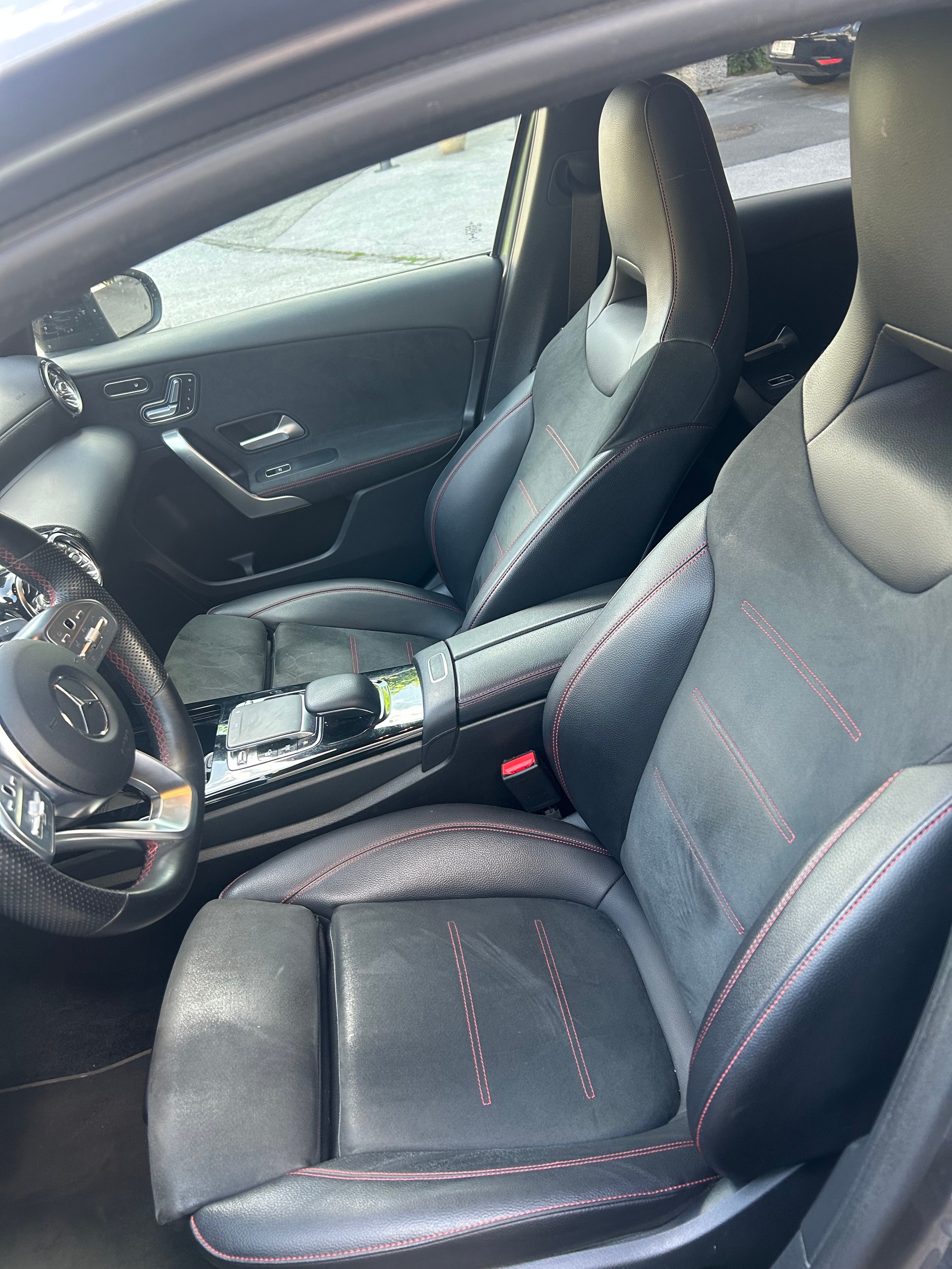 MERCEDES-BENZ A 220 AMG Line 7G-DCT 4Matic-image-6