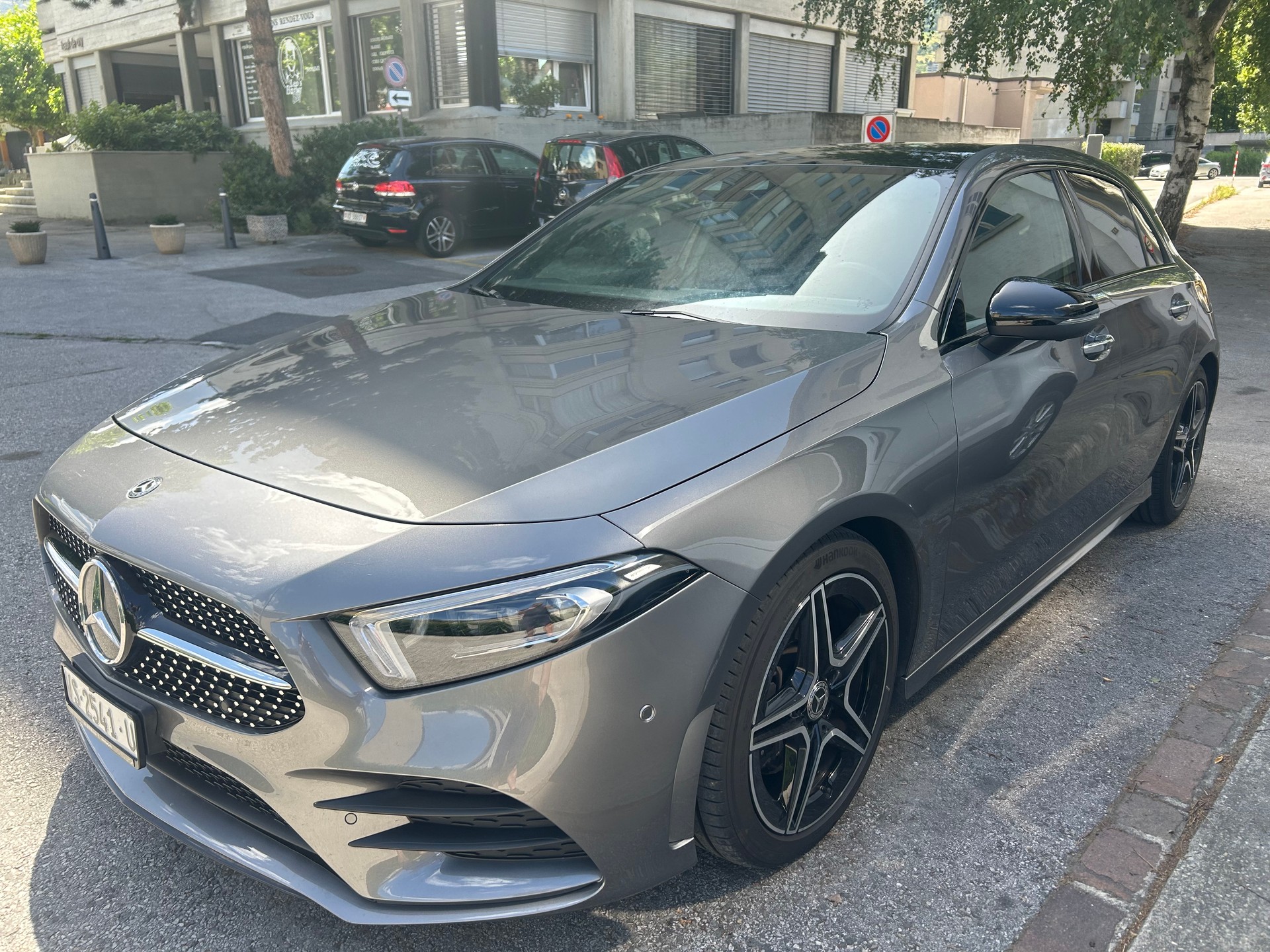 MERCEDES-BENZ A 220 AMG Line 7G-DCT 4Matic-image-2