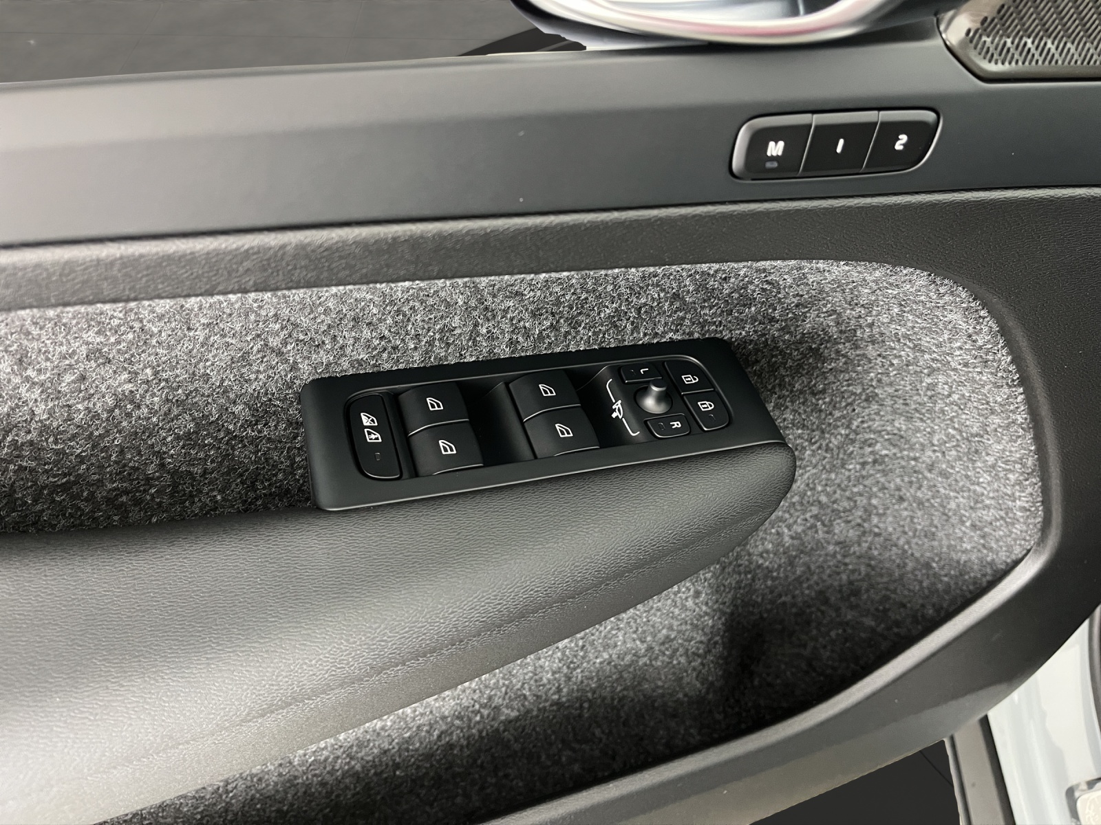 VOLVO XC40 2.0 B3 MH Plus Dark-image-16