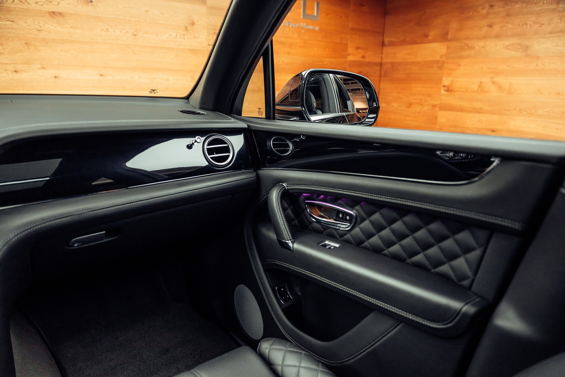 BENTLEY Bentayga V8 Mulliner-image-12