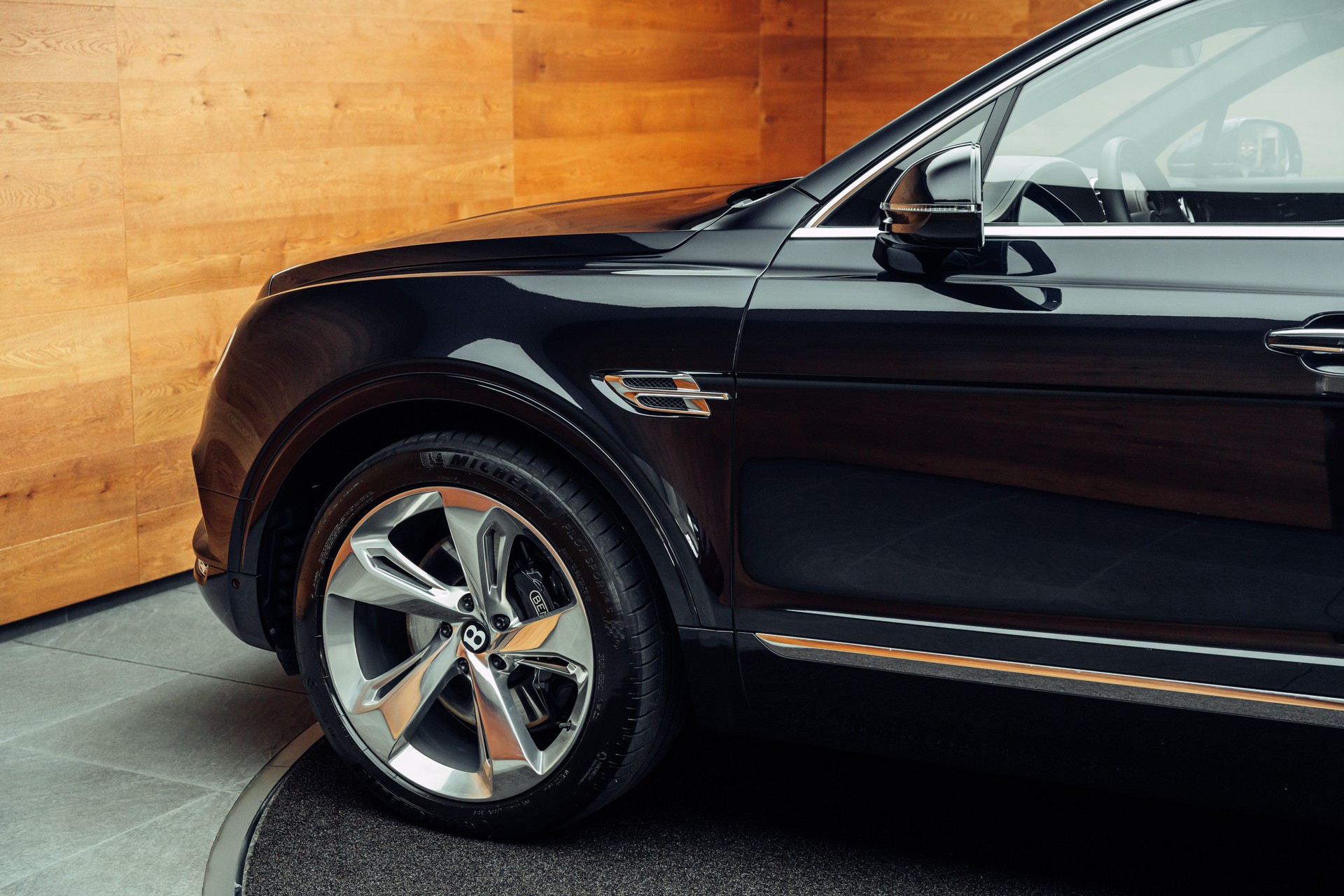 BENTLEY Bentayga V8 Mulliner-image-21