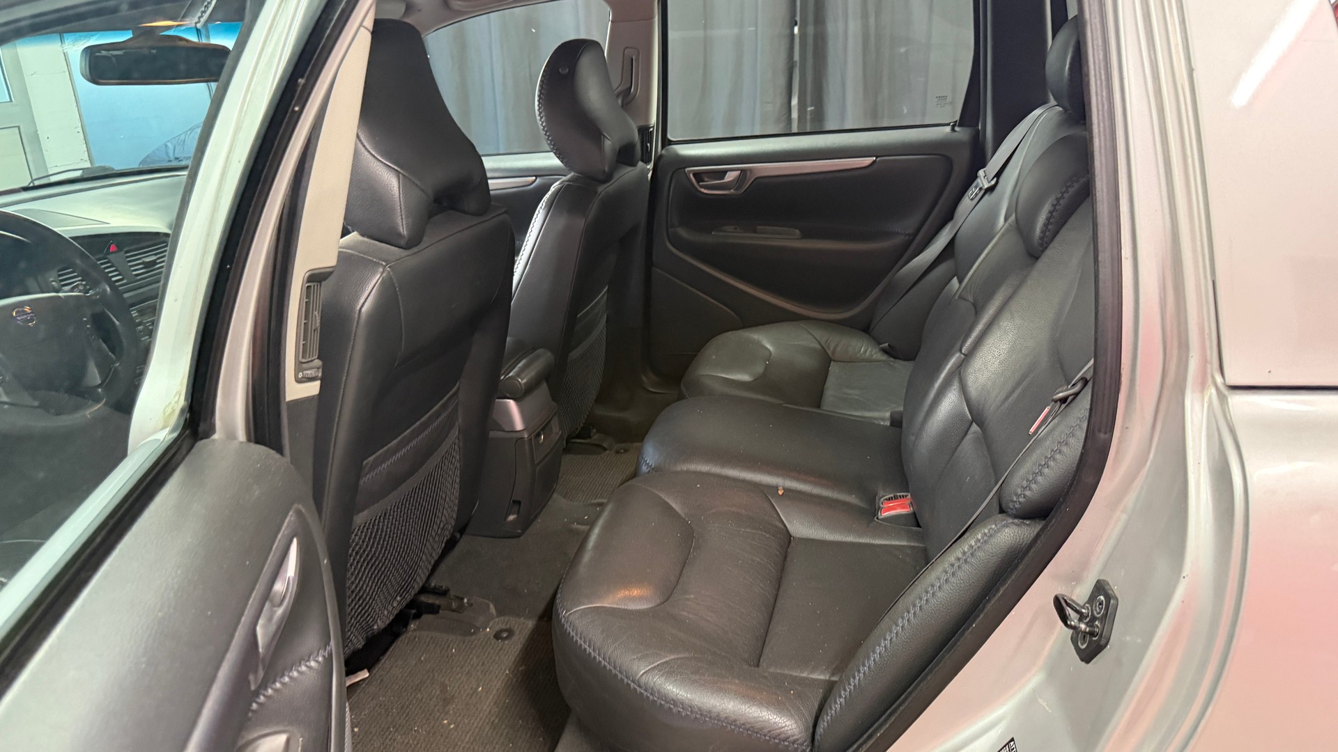 VOLVO XC70 2.5T AWD, Servicegepflegt, Zahnriemen ersetzt fährt schön, Carroserie Schaden siehe Bilder-image-16