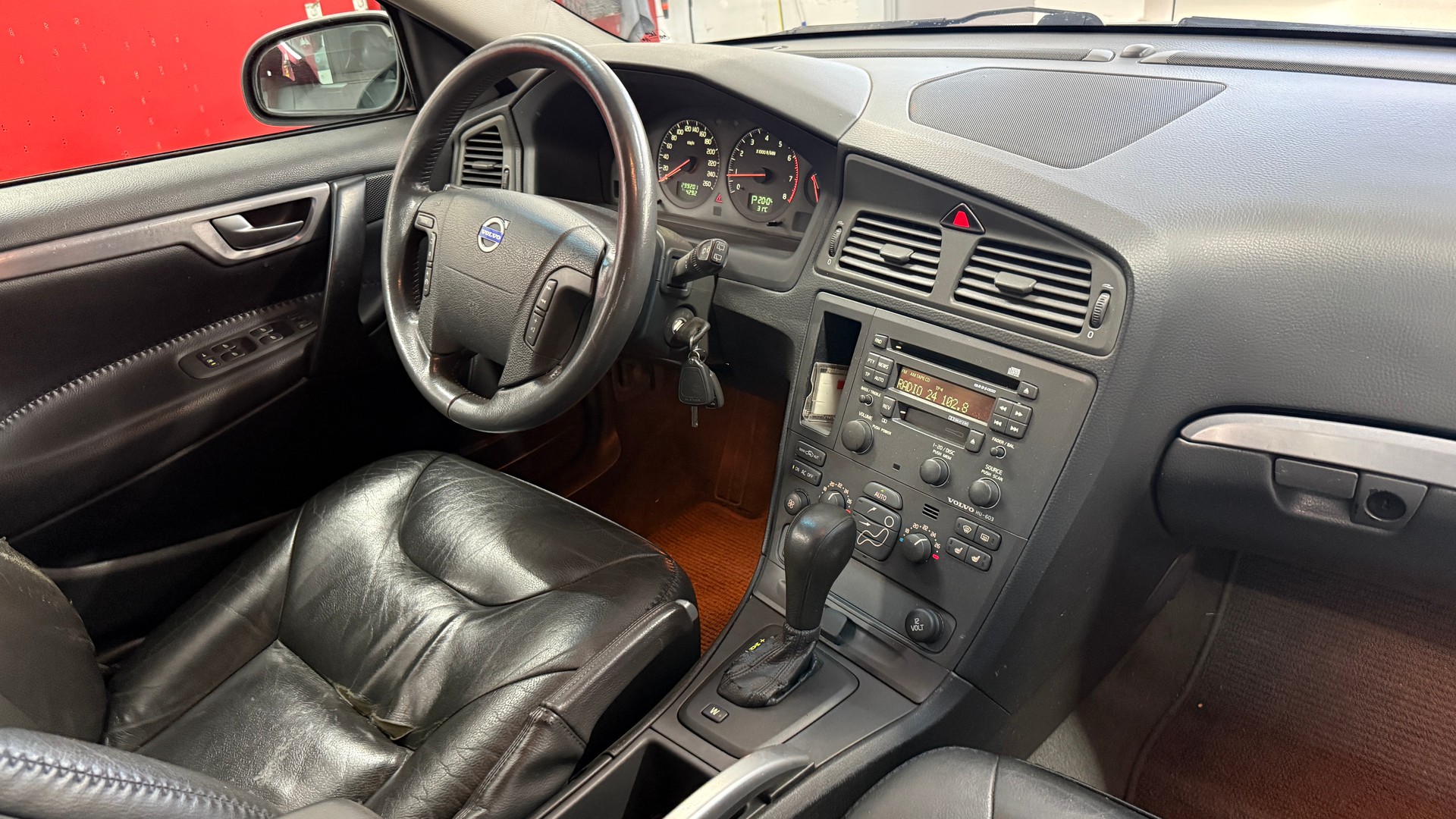VOLVO XC70 2.5T AWD, Servicegepflegt, Zahnriemen ersetzt fährt schön, Carroserie Schaden siehe Bilder-image-8