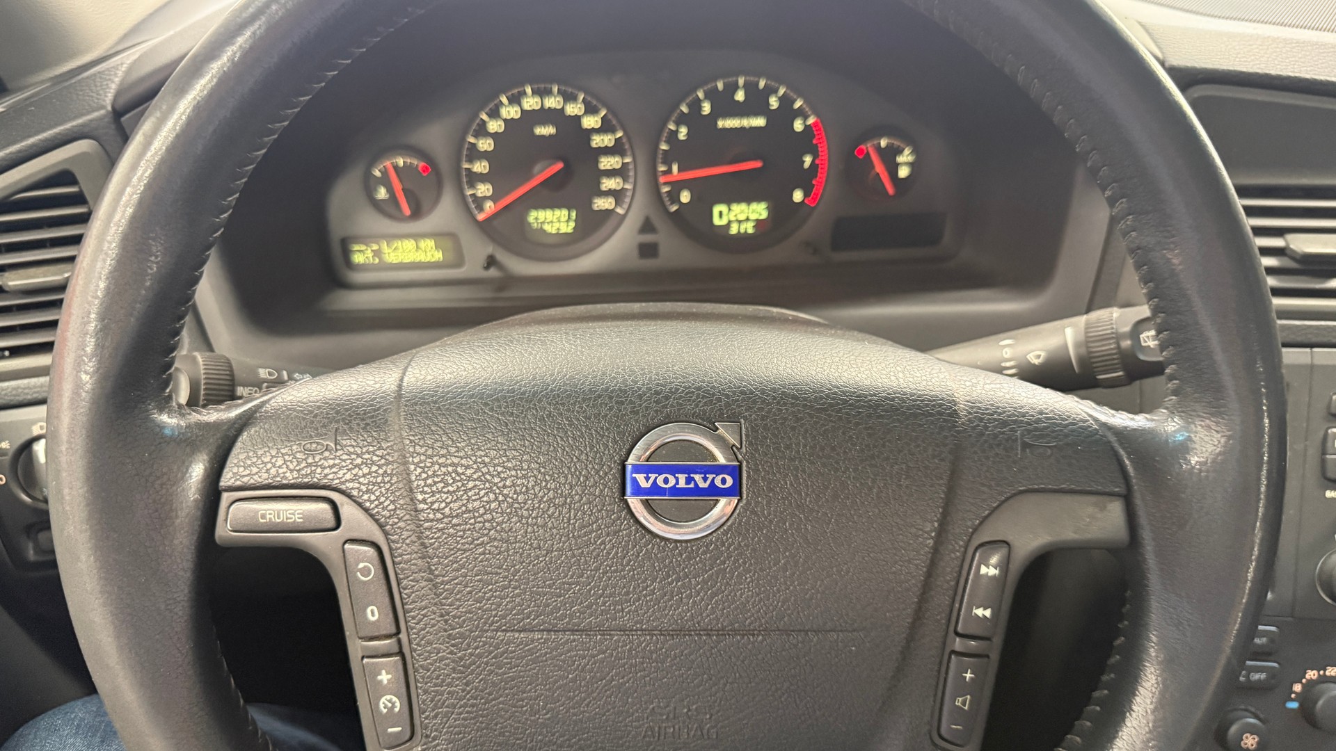 VOLVO XC70 2.5T AWD, Servicegepflegt, Zahnriemen ersetzt fährt schön, Carroserie Schaden siehe Bilder-image-11
