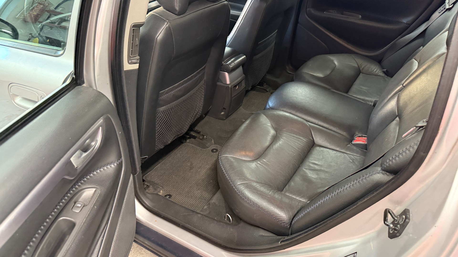 VOLVO XC70 2.5T AWD, Servicegepflegt, Zahnriemen ersetzt fährt schön, Carroserie Schaden siehe Bilder-image-9