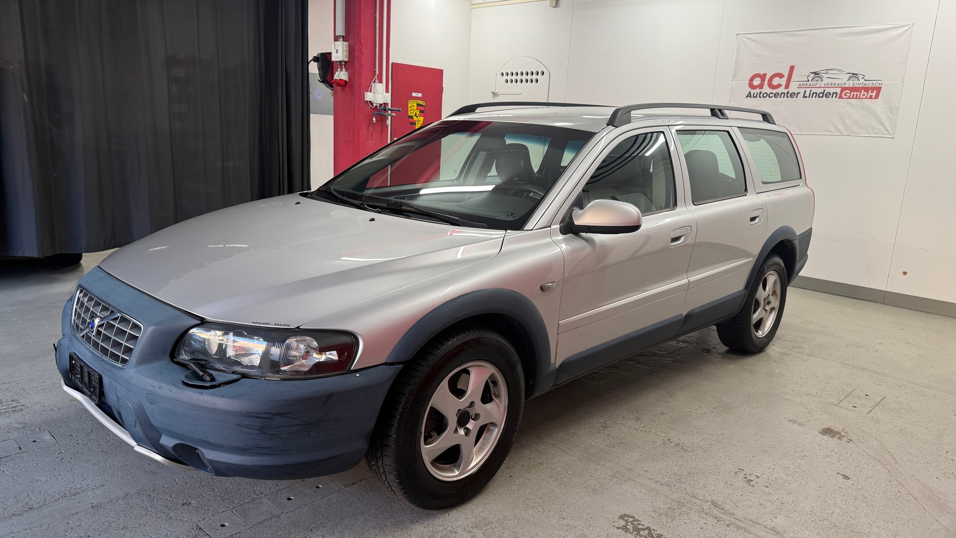 VOLVO XC70 2.5T AWD, Servicegepflegt, Zahnriemen ersetzt fährt schön, Carroserie Schaden siehe Bilder-showroom-element-2