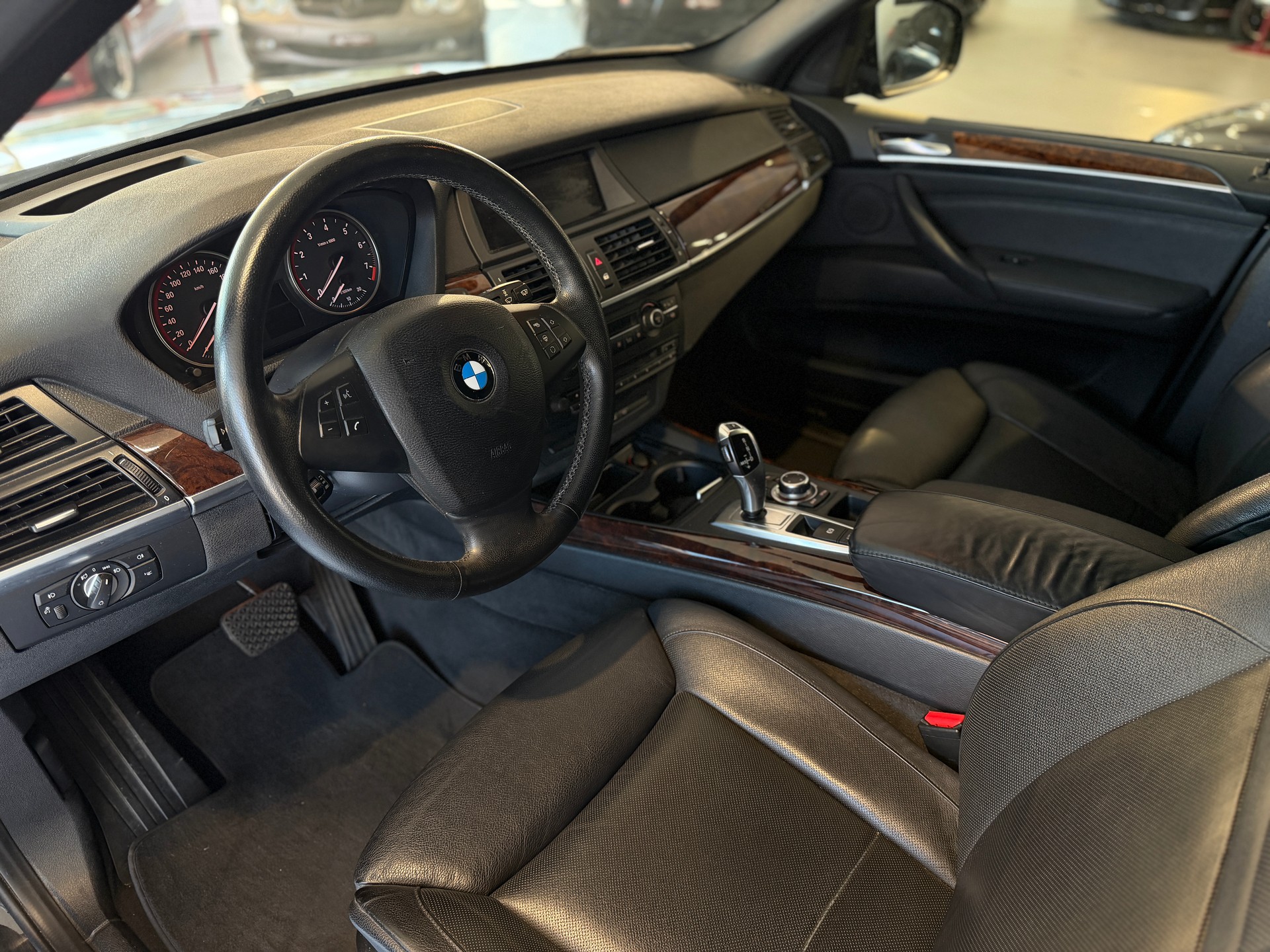 BMW X5 xDrive 50i Steptronic-image-12