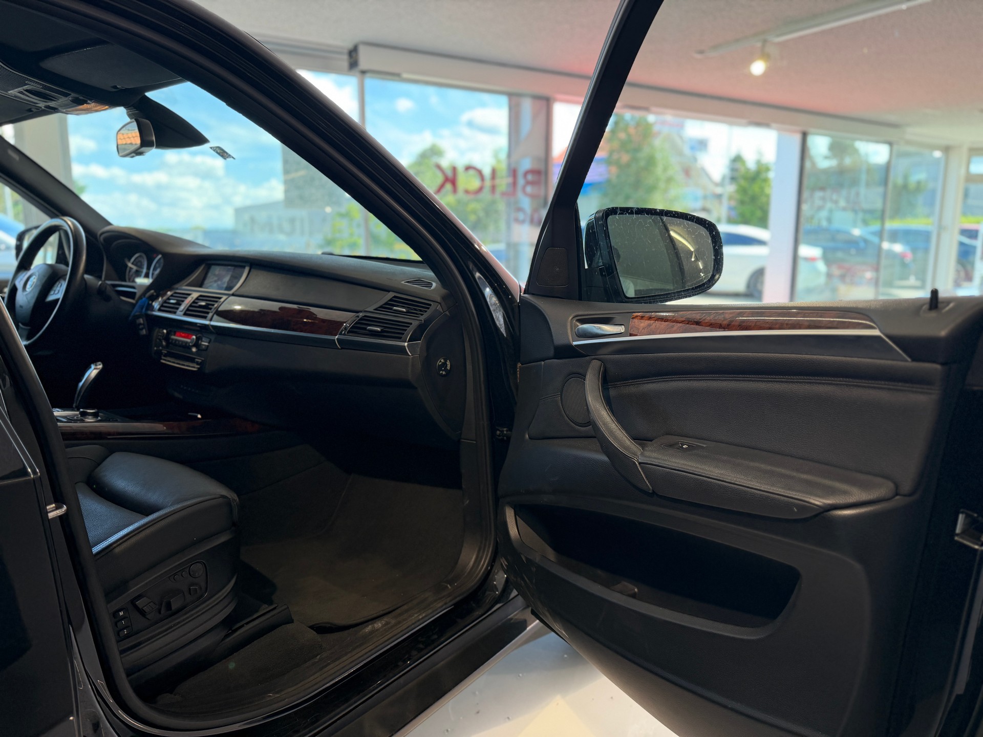 BMW X5 xDrive 50i Steptronic-image-17