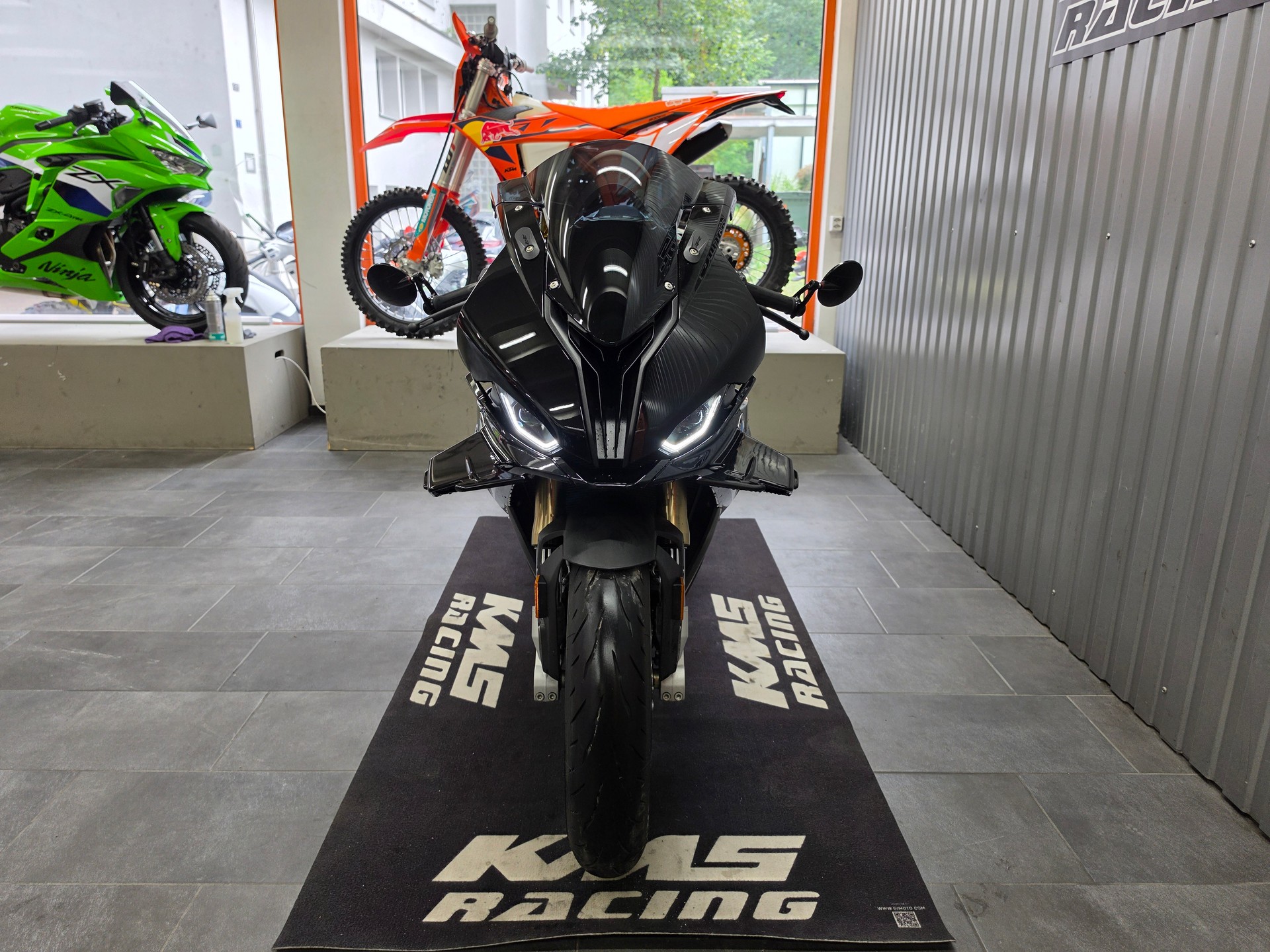 BMW S 1000 RR-showroom-element-2
