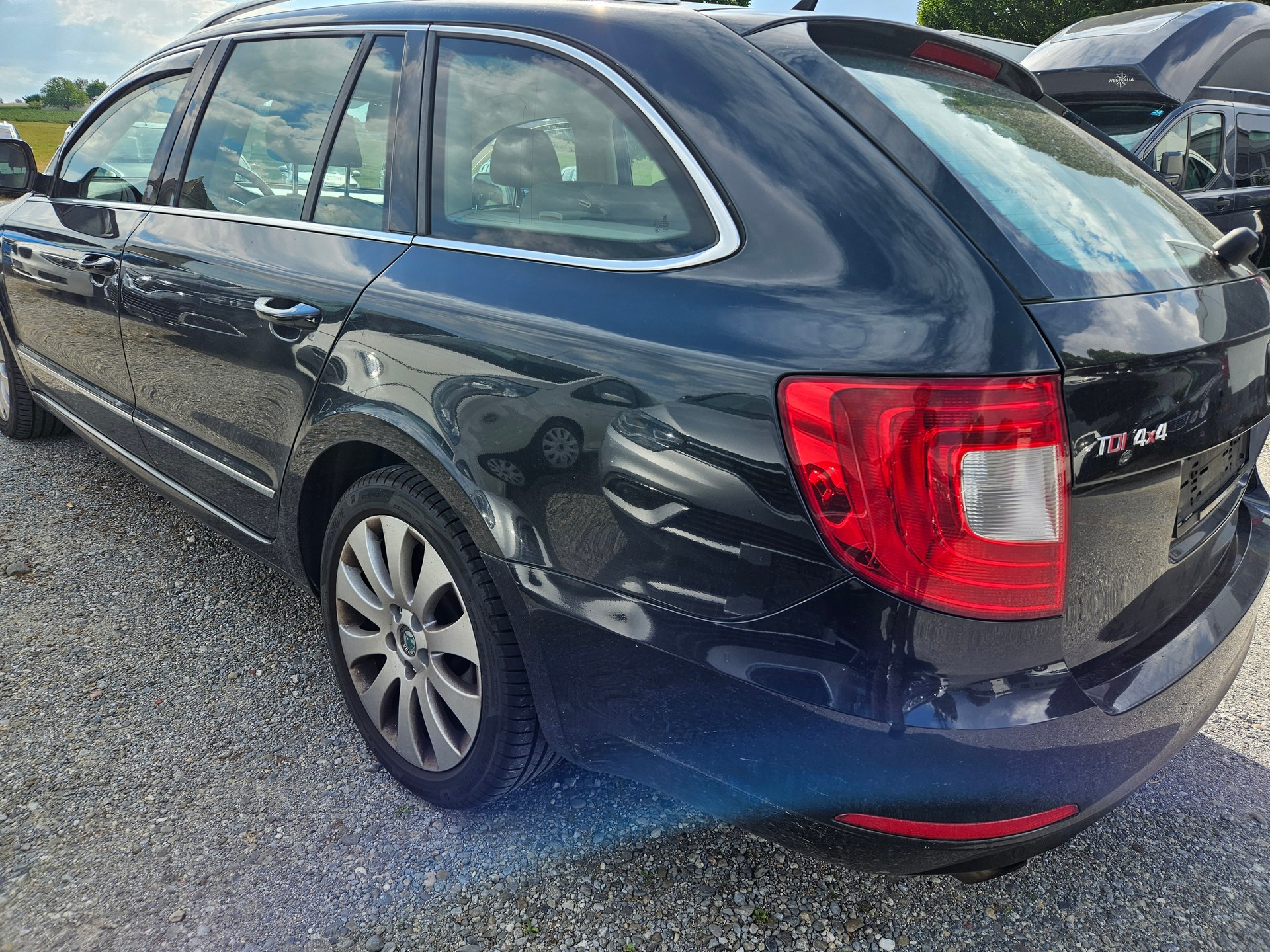 SKODA Superb 2.0 TDi Elegance 4x4-image-5