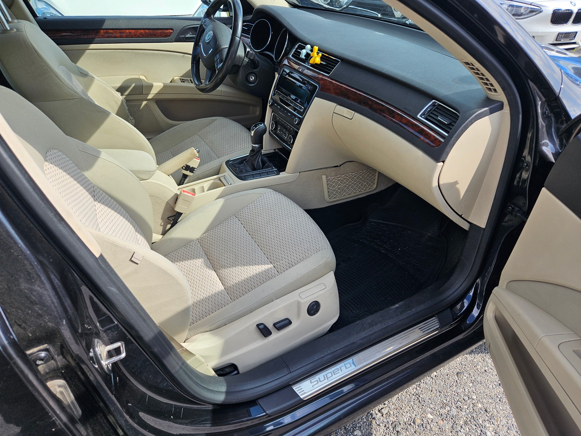SKODA Superb 2.0 TDi Elegance 4x4-image-9
