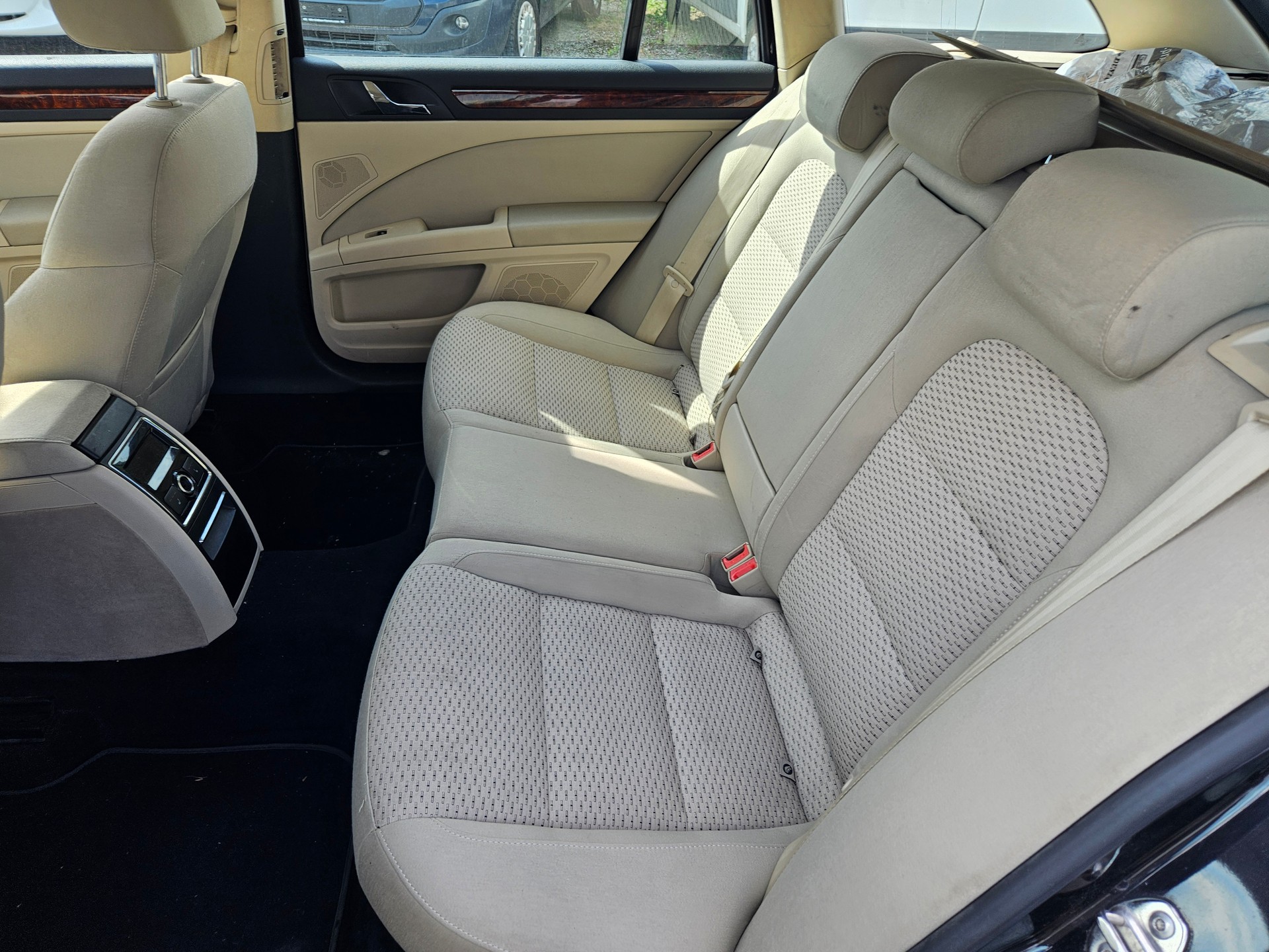 SKODA Superb 2.0 TDi Elegance 4x4-image-7