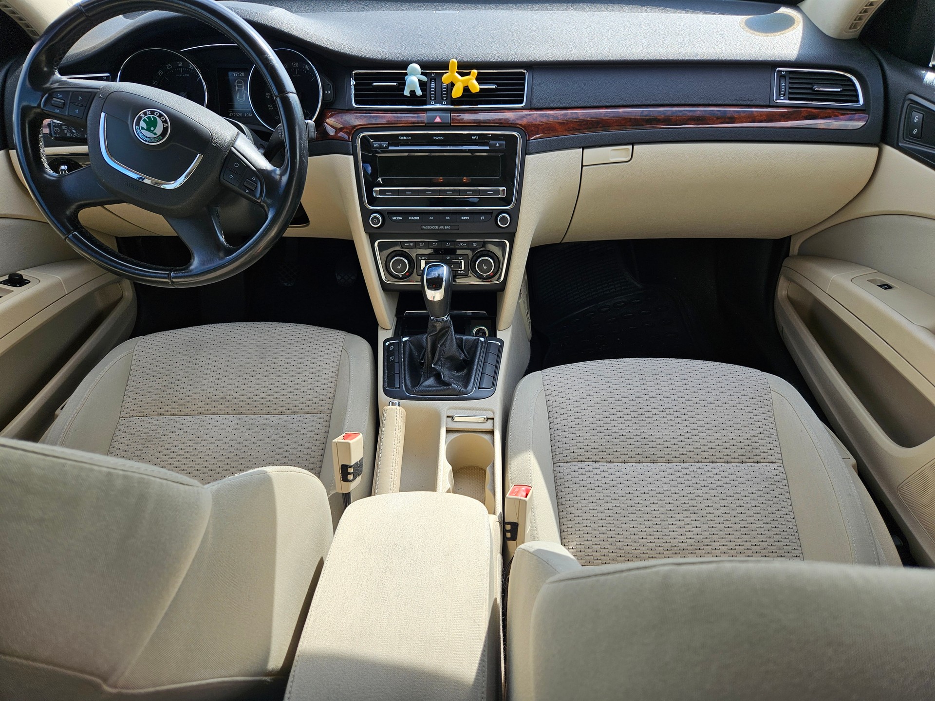 SKODA Superb 2.0 TDi Elegance 4x4-image-8