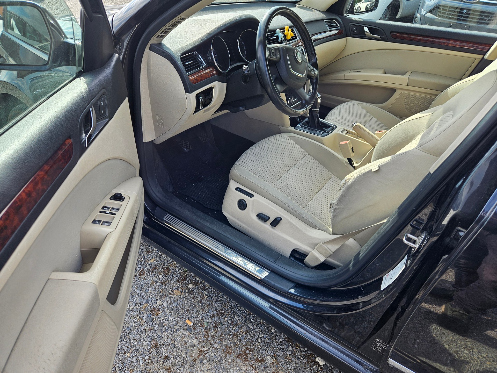 SKODA Superb 2.0 TDi Elegance 4x4-image-14