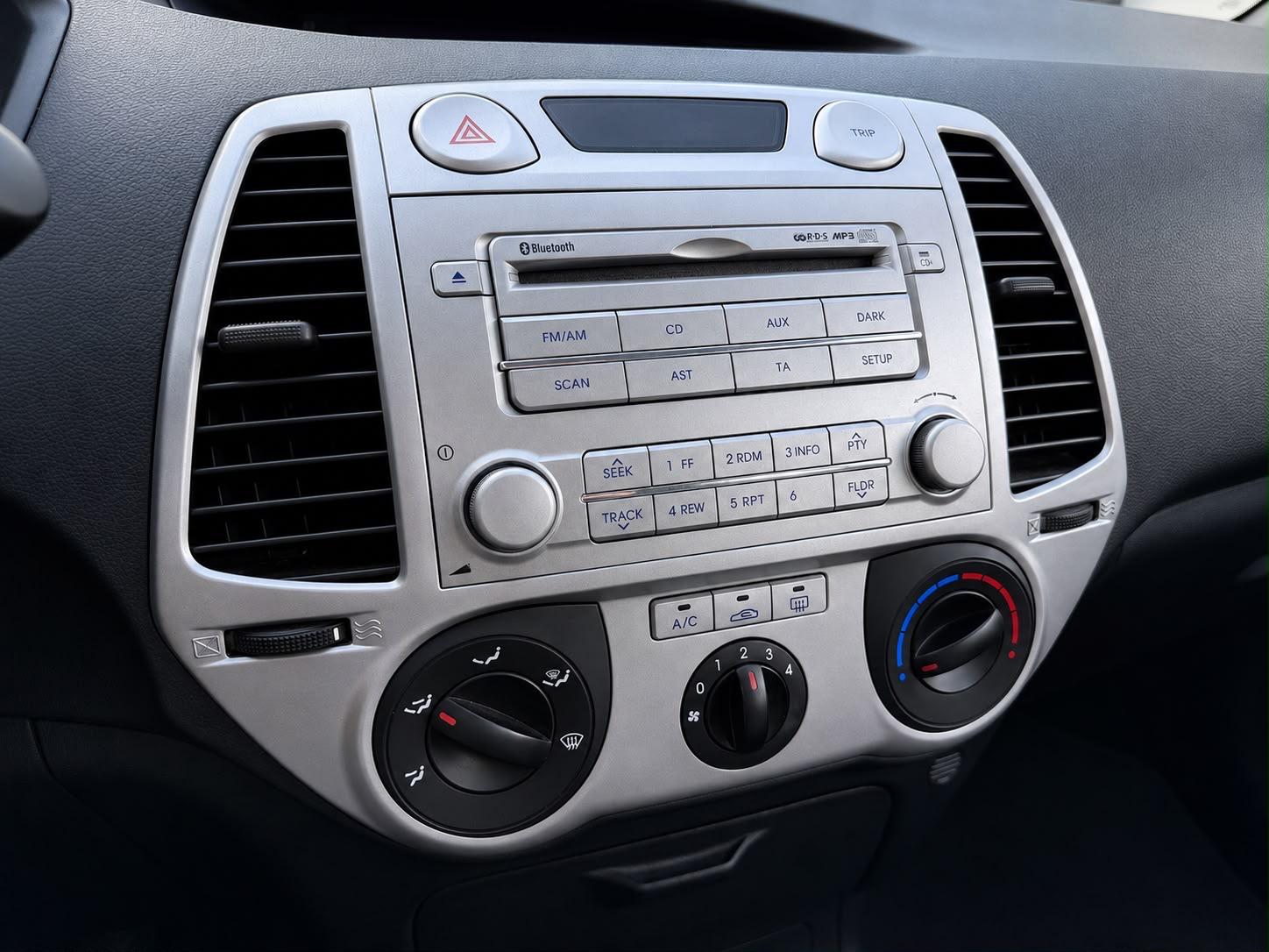 HYUNDAI i20 1.4 Style Automatic-image-10