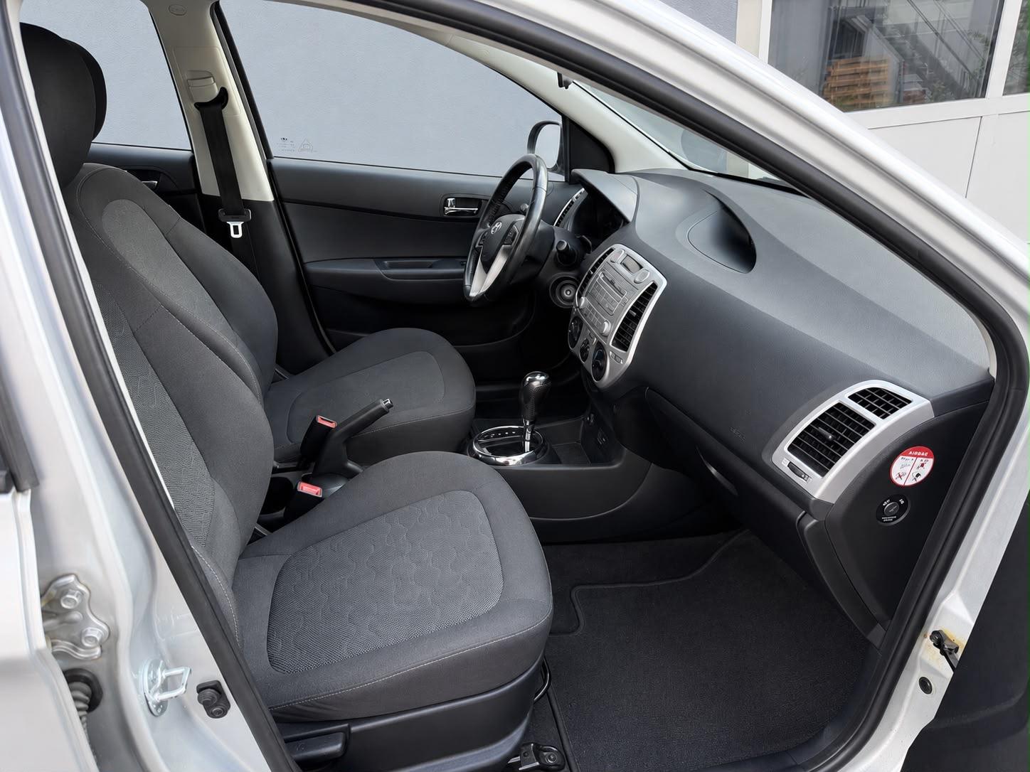 HYUNDAI i20 1.4 Style Automatic-image-12