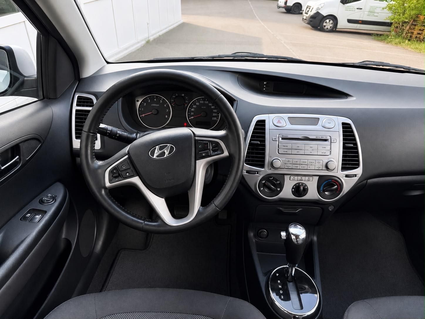 HYUNDAI i20 1.4 Style Automatic-image-8