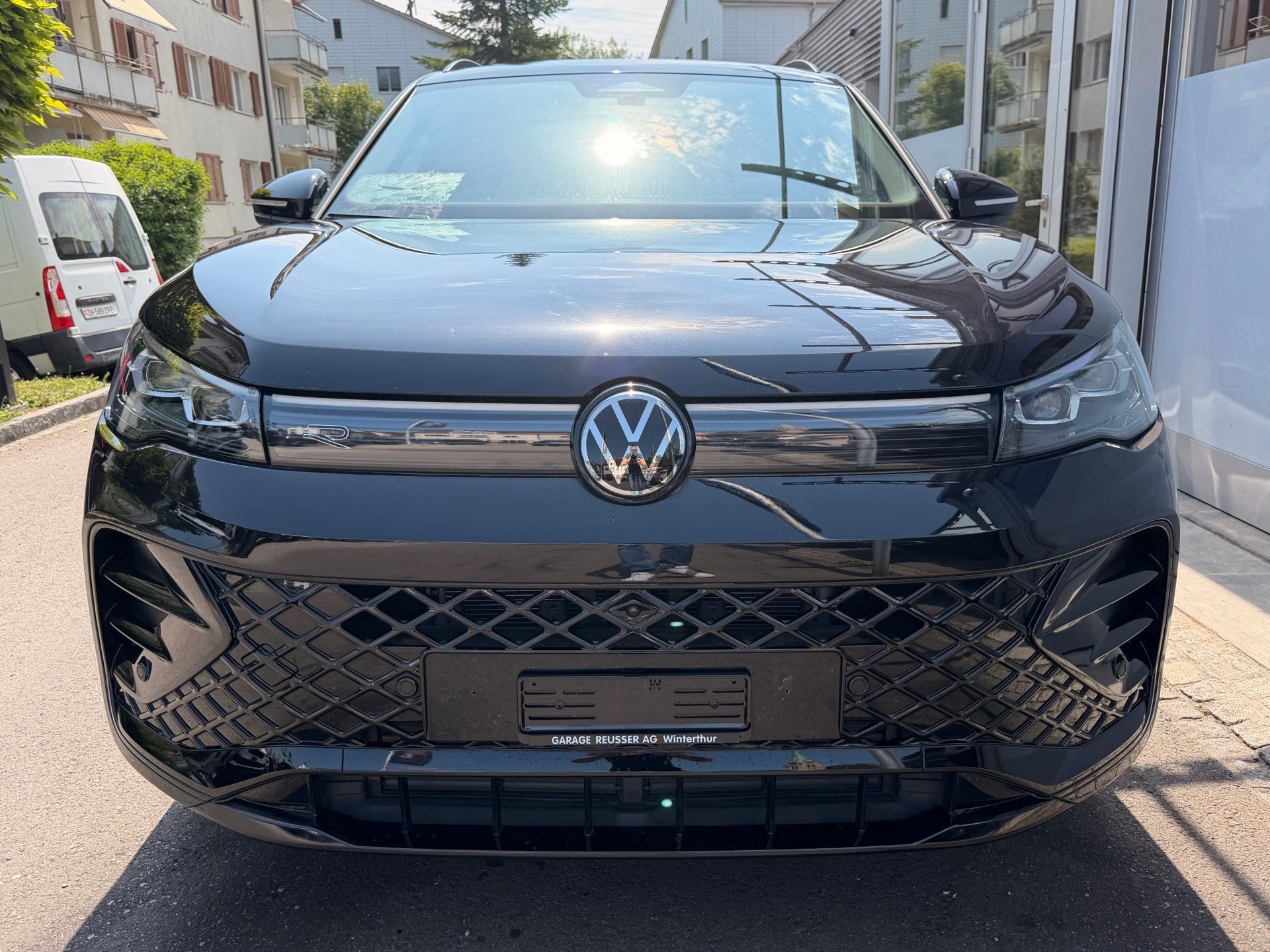 VW Tiguan 2.0 TSI DSG 4MOTION R-LINE *** PANORAMAGLASDACH & 360 GRAD KAMERA ***-showroom-element-1