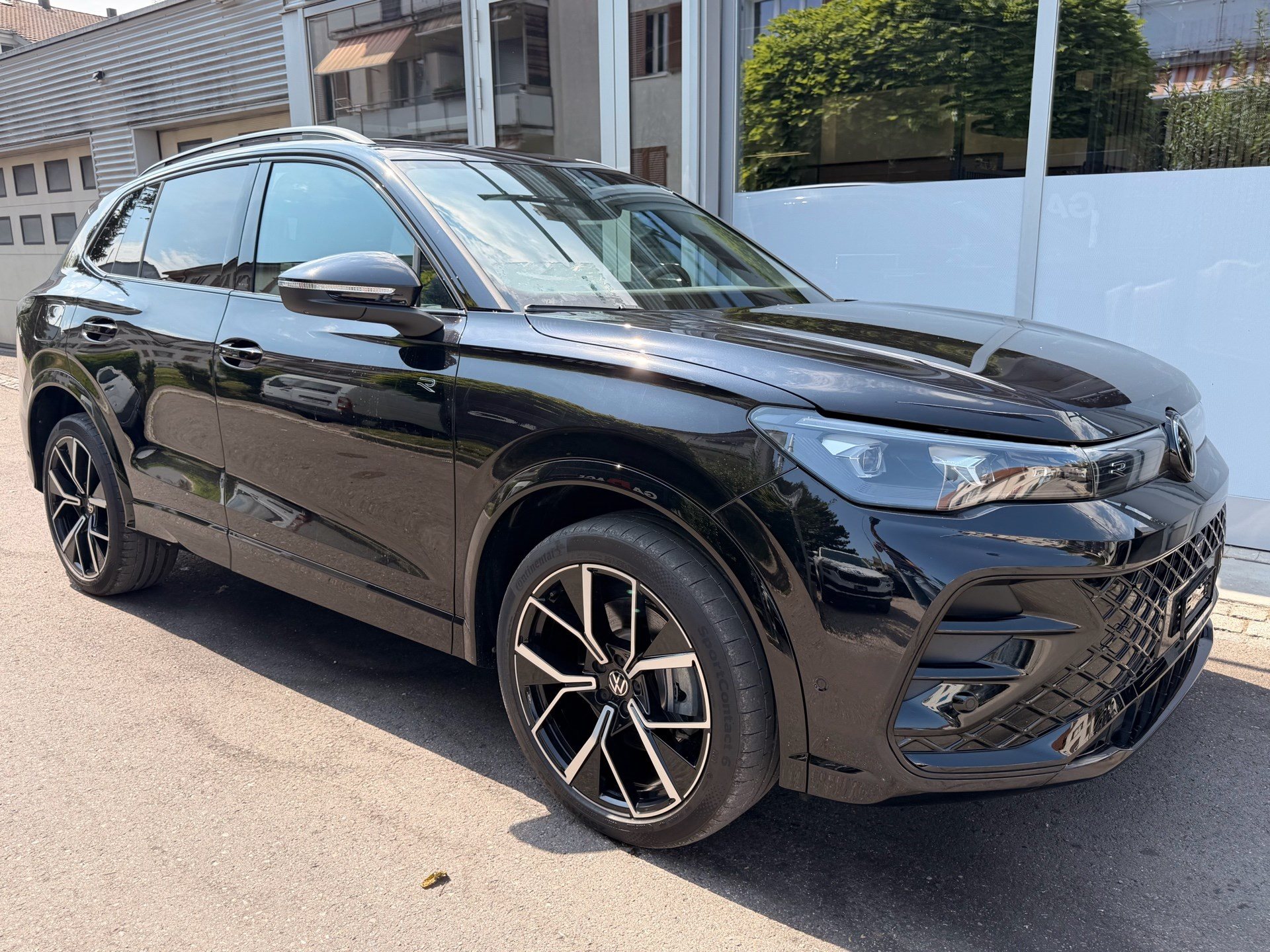 VW Tiguan 2.0 TSI DSG 4MOTION R-LINE *** PANORAMAGLASDACH & 360 GRAD KAMERA ***-showroom-element-2