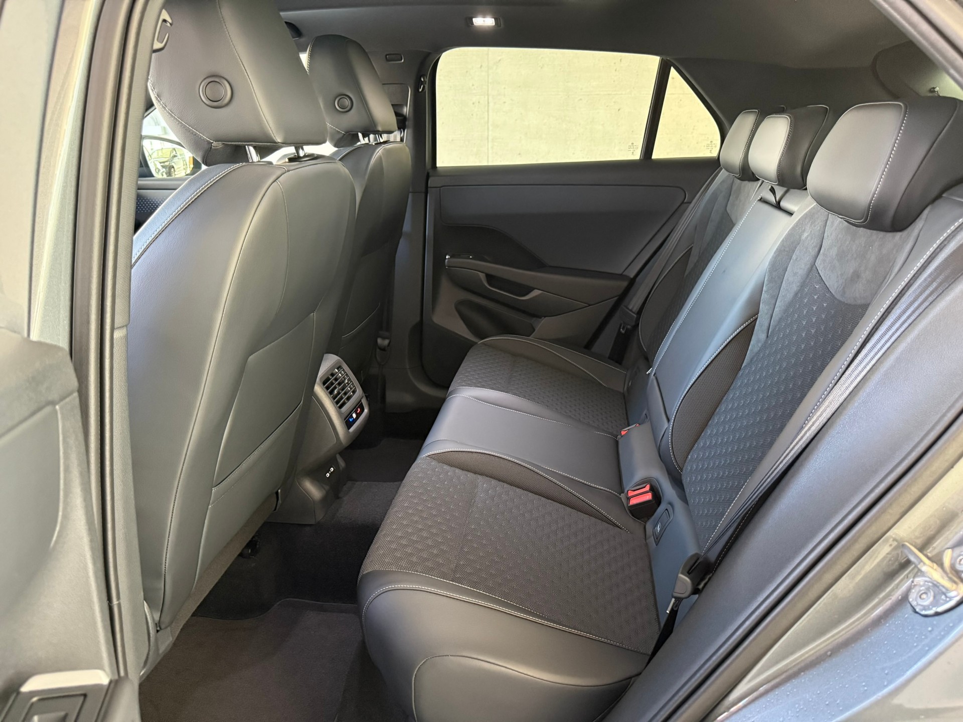 VW T-Roc 1.5 eTSI mHEV R-Line DSG-image-8