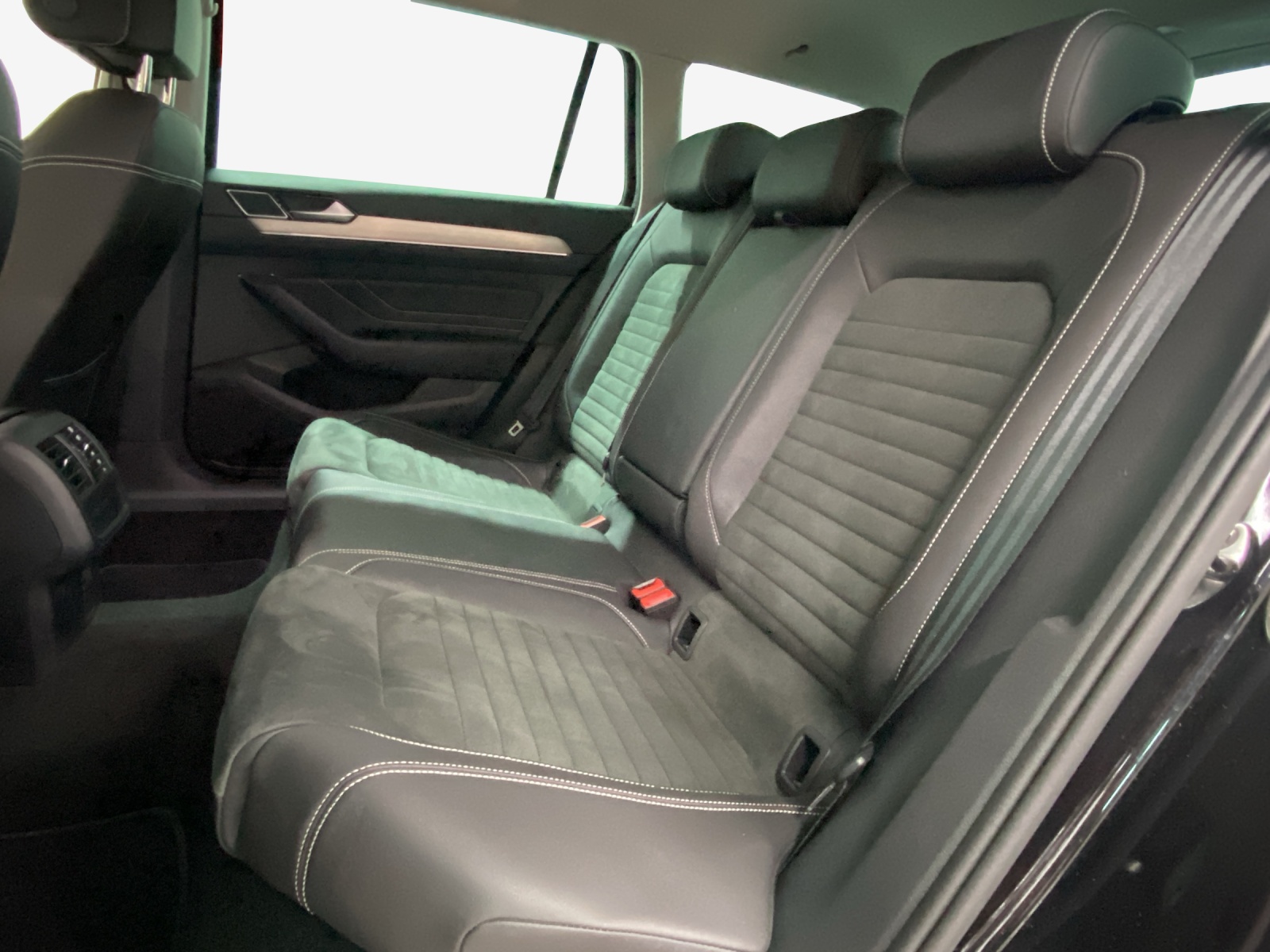 VW Passat 2.0 TDI BMT Elegance 4Motion DSG-image-11