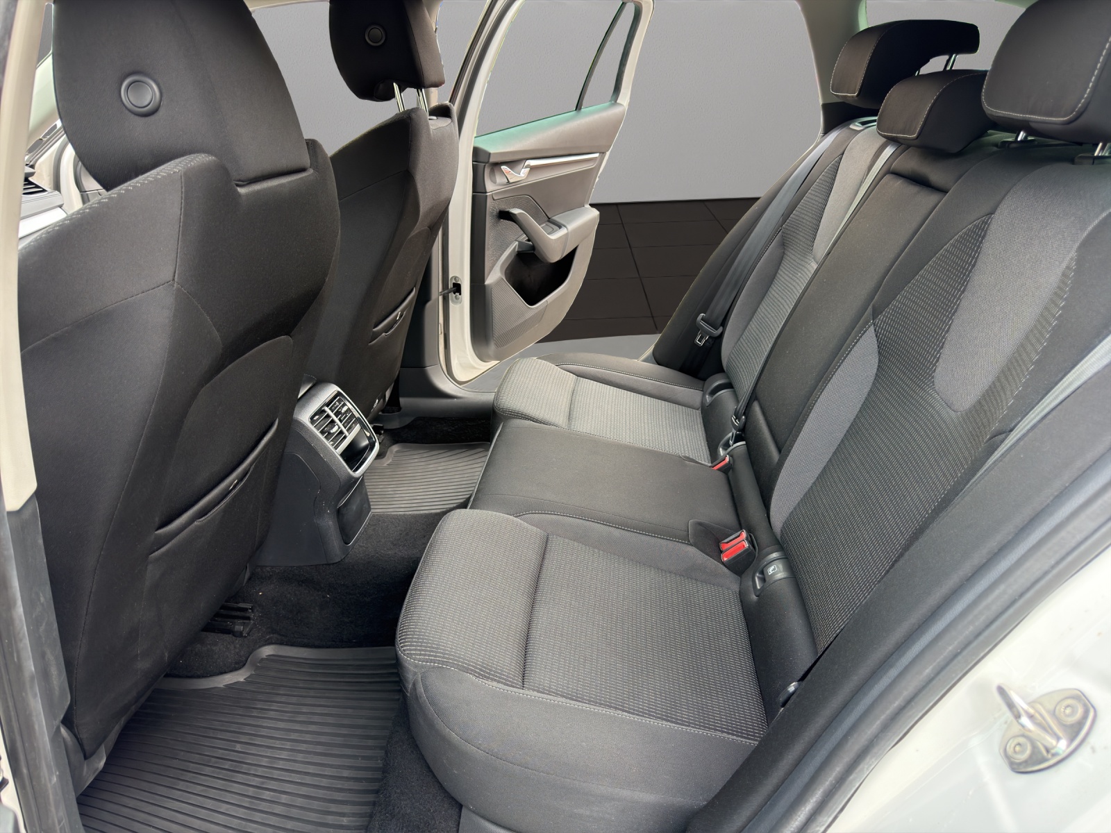 SKODA Octavia Combi 2.0 TDI DSG Ambition 4x4-image-12