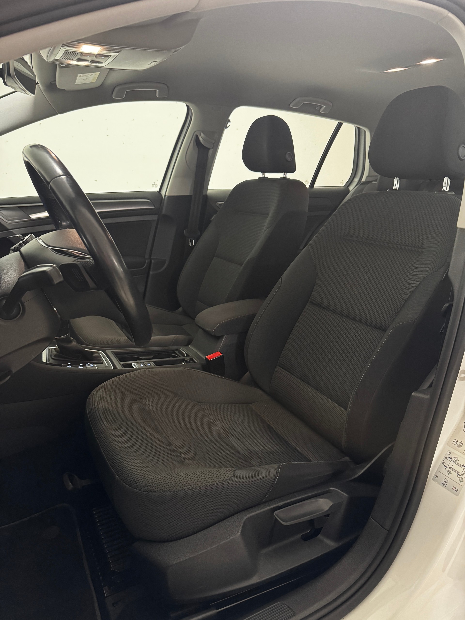 VW Golf 1.5 TSI EVO Comfortline DSG *AHK*-image-7