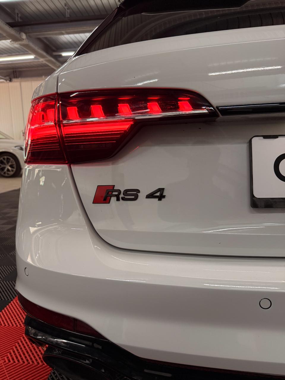 AUDI RS4 Avant quattro tiptronic-image-27