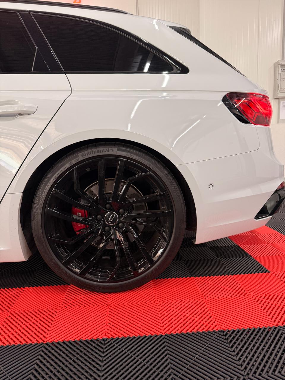 AUDI RS4 Avant quattro tiptronic-image-9