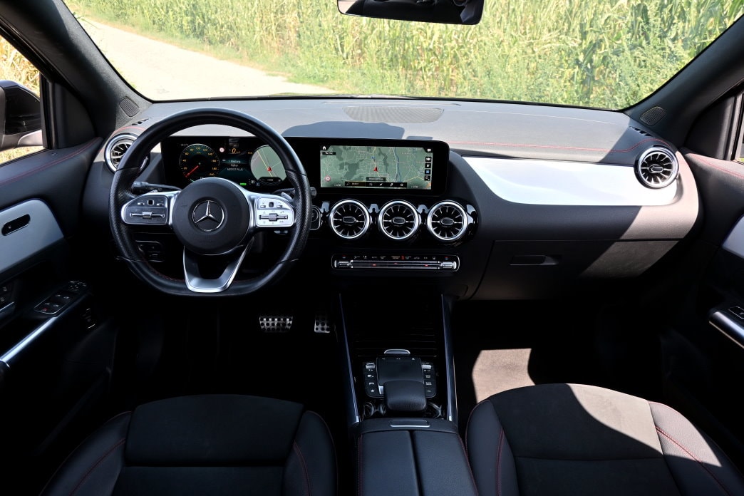 MERCEDES-BENZ EQA 250 AMG Line-image-5